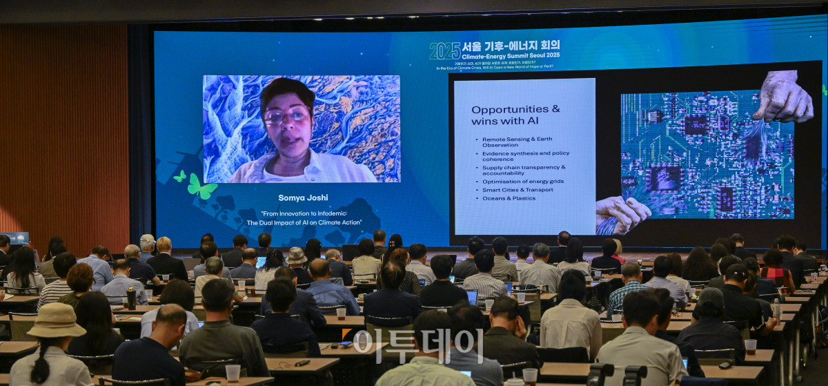 ▲소미야 조시 스톡홀름 환경 연구소(SEI) 글로벌 어젠다, 기후 및 시스템 부서장이 26일 서울 중구 대한상공회의소에서 열린 ‘서울 기후-에너지 회의 2025(CESS 2025)’에서 줌(ZOOM)을 통해 'AI의 양날의 검: 기후 대응에 어떻게 활용할 수 있을까?'를 주제로 기조연설을 하고 있다. 이투데이와 기후변화센터가 공동 주최하는 CESS는 기후변화 대응을 위한 정부 리더 및 산업 전문가들의 소통의 장으로, 파리협정 이후 급변하는 사회 속에서 한국의 역할을 모색하고, 국제 협력을 통해 통합적 해결책을 공유하며 새로운 파트너십을 구축하는 자리다. 2017년 출범 이후, 정부, 기업, 국제기구, 학계 및 청년 등 다양한 분야에서 매년250명 이상의 글로벌 리더들이 참여하고 지지를 보내왔다. 조현호 기자 hyunho@