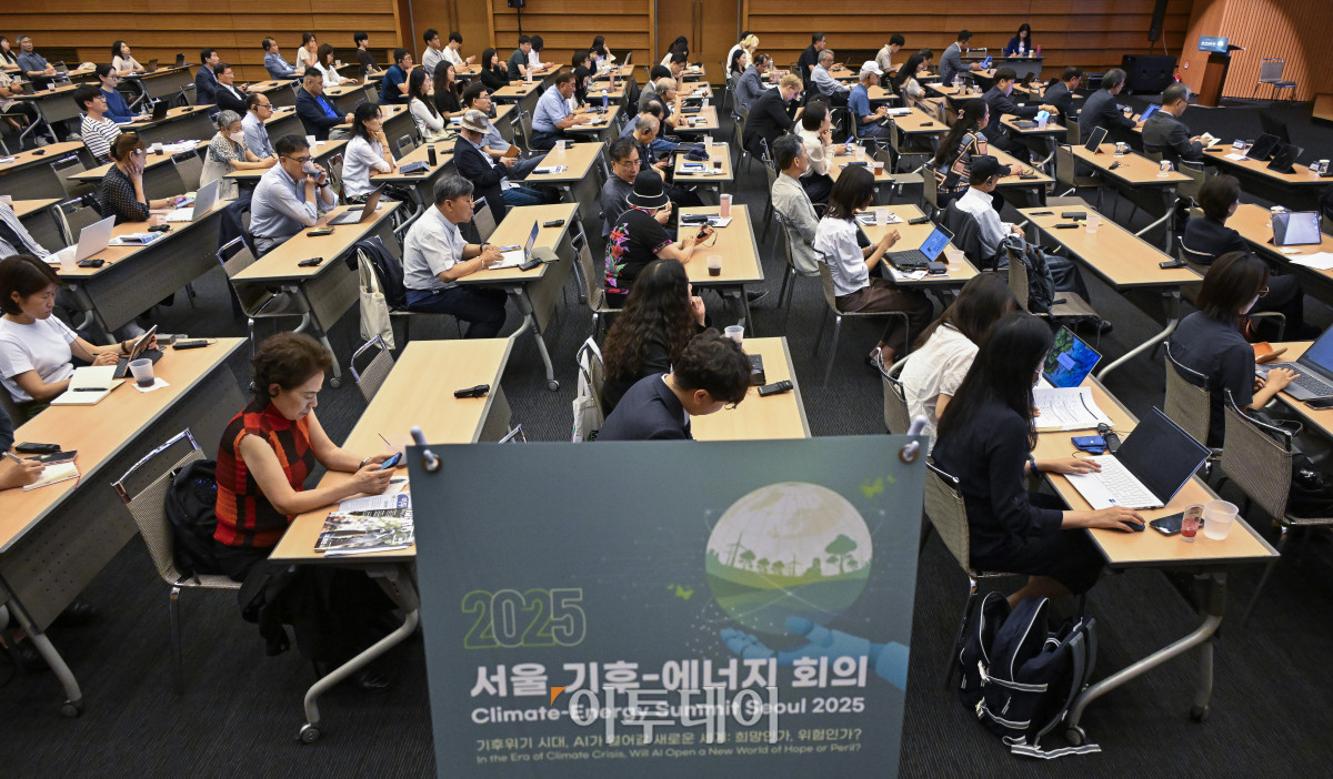 ▲26일 서울 중구 대한상공회의소에서 열린 ‘서울 기후-에너지 회의 2025(CESS 2025)’에서 참석자들이 소미야 조시 스톡홀름 환경 연구소(SEI) 글로벌 어젠다, 기후 및 시스템 부서장의 기조연설을 듣고 있다. 이투데이와 기후변화센터가 공동 주최하는 CESS는 기후변화 대응을 위한 정부 리더 및 산업 전문가들의 소통의 장으로, 파리협정 이후 급변하는 사회 속에서 한국의 역할을 모색하고, 국제 협력을 통해 통합적 해결책을 공유하며 새로운 파트너십을 구축하는 자리다. 2017년 출범 이후, 정부, 기업, 국제기구, 학계 및 청년 등 다양한 분야에서 매년250명 이상의 글로벌 리더들이 참여하고 지지를 보내왔다. 조현호 기자 hyunho@