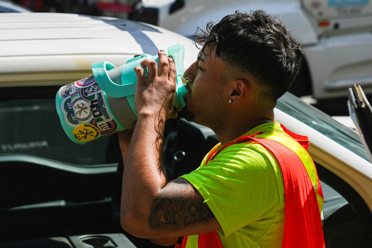 ▲23일(현지시간) 미국 뉴욕시에서 폭염 주의보가 계속되는 가운데, 한 시민이 음료를 마시고 있다. (로이터/연합뉴스)