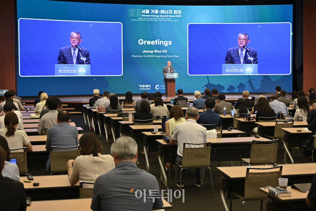▲길정우 CESS 대회위원장이 26일 서울 중구 대한상공회의소에서 열린 ‘서울 기후-에너지 회의 2025(CESS 2025)’에서 개회사를 하고 있다. 이투데이와 기후변화센터가 공동 주최하는 CESS는 기후변화 대응을 위한 정부 리더 및 산업 전문가들의 소통의 장으로, 파리협정 이후 급변하는 사회 속에서 한국의 역할을 모색하고, 국제 협력을 통해 통합적 해결책을 공유하며 새로운 파트너십을 구축하는 자리다. 2017년 출범 이후, 정부, 기업, 국제기구, 학계 및 청년 등 다양한 분야에서 매년250명 이상의 글로벌 리더들이 참여하고 지지를 보내왔다. 조현호 기자 hyunho@