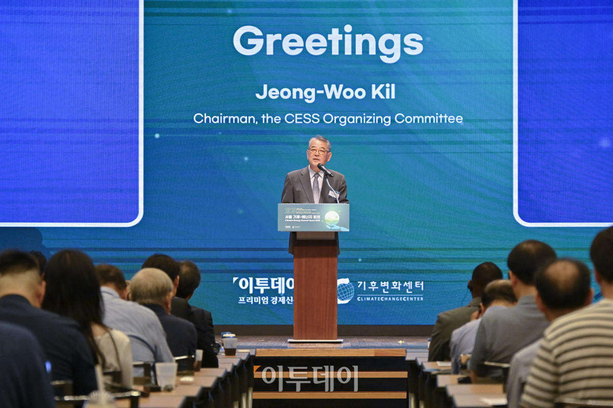 ▲길정우 CESS 대회위원장이 26일 서울 중구 대한상공회의소에서 열린 ‘서울 기후-에너지 회의 2025(CESS 2025)’에서 개회사를 하고 있다. 이투데이와 기후변화센터가 공동 주최하는 CESS는 기후변화 대응을 위한 정부 리더 및 산업 전문가들의 소통의 장으로, 파리협정 이후 급변하는 사회 속에서 한국의 역할을 모색하고, 국제 협력을 통해 통합적 해결책을 공유하며 새로운 파트너십을 구축하는 자리다. 2017년 출범 이후, 정부, 기업, 국제기구, 학계 및 청년 등 다양한 분야에서 매년250명 이상의 글로벌 리더들이 참여하고 지지를 보내왔다. 조현호 기자 hyunho@