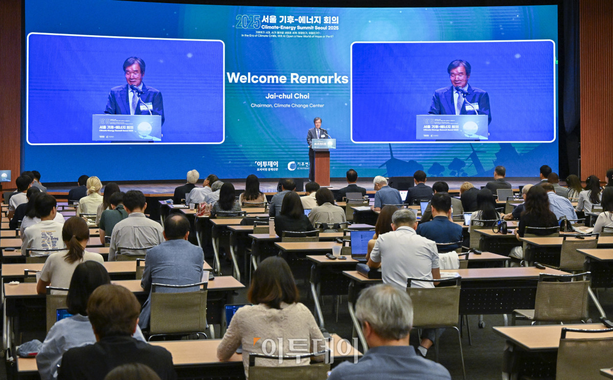 ▲최재철 기후변화센터 이사장이 26일 서울 중구 대한상공회의소에서 열린 ‘서울 기후-에너지 회의 2025(CESS 2025)’에서 환영사를 하고 있다. 이투데이와 기후변화센터가 공동 주최하는 CESS는 기후변화 대응을 위한 정부 리더 및 산업 전문가들의 소통의 장으로, 파리협정 이후 급변하는 사회 속에서 한국의 역할을 모색하고, 국제 협력을 통해 통합적 해결책을 공유하며 새로운 파트너십을 구축하는 자리다. 2017년 출범 이후, 정부, 기업, 국제기구, 학계 및 청년 등 다양한 분야에서 매년250명 이상의 글로벌 리더들이 참여하고 지지를 보내왔다. 조현호 기자 hyunho@