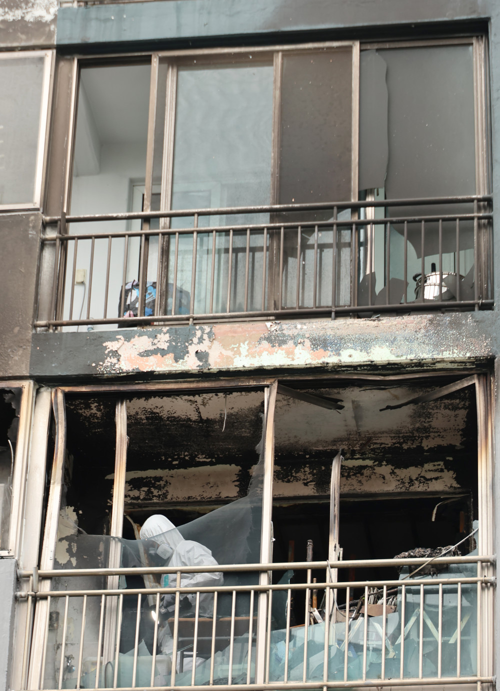 ▲24일 오전 어린이 2명이 숨지고 다친 부산진구의 한 아파트 화재 현장에서 소방당국과 경찰 등 관계 기관이 합동감식을 벌이고 있다. 이날 오전 4시 15분께 한 아파트 4층에서 부모가 일을 나간 사이 불이 나 10살 언니가 숨지고 7살 동생이 중태다.  (연합뉴스)