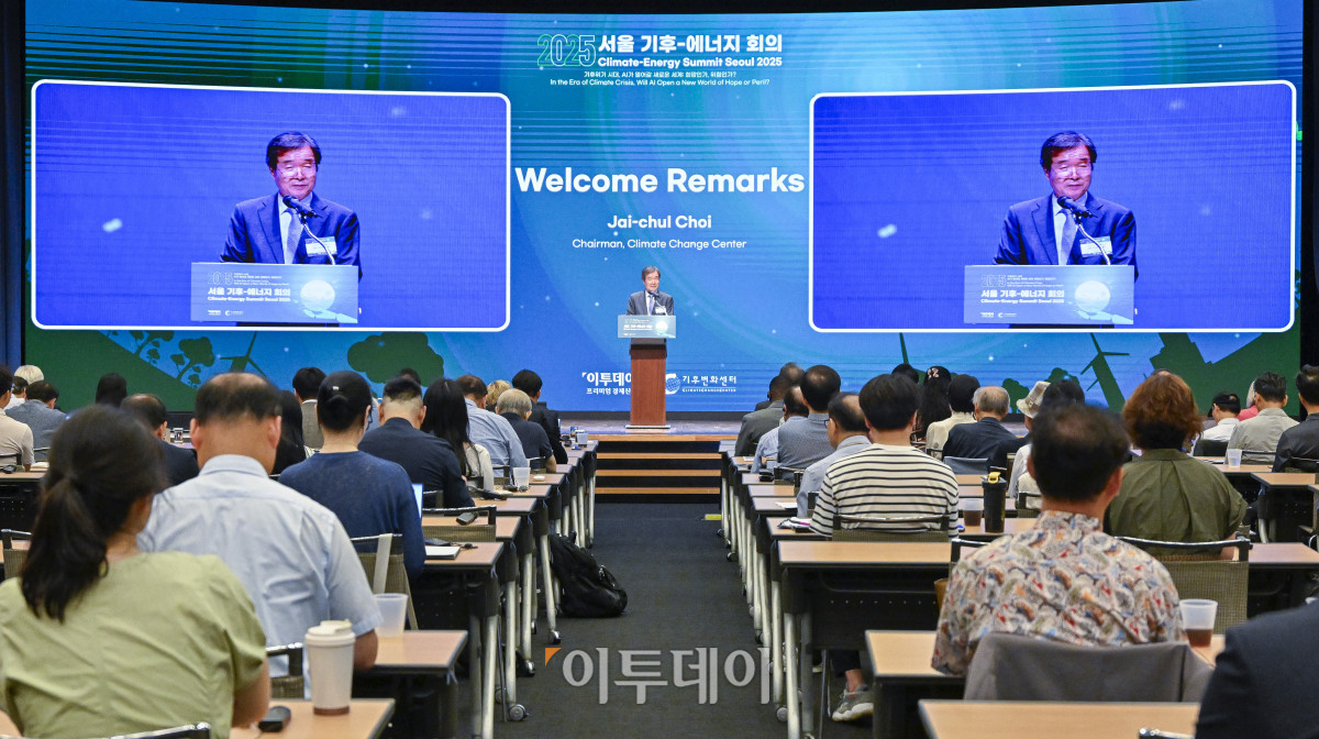 ▲최재철 기후변화센터 이사장이 26일 서울 중구 대한상공회의소에서 열린 ‘서울 기후-에너지 회의 2025(CESS 2025)’에서 환영사를 하고 있다. 이투데이와 기후변화센터가 공동 주최하는 CESS는 기후변화 대응을 위한 정부 리더 및 산업 전문가들의 소통의 장으로, 파리협정 이후 급변하는 사회 속에서 한국의 역할을 모색하고, 국제 협력을 통해 통합적 해결책을 공유하며 새로운 파트너십을 구축하는 자리다. 2017년 출범 이후, 정부, 기업, 국제기구, 학계 및 청년 등 다양한 분야에서 매년250명 이상의 글로벌 리더들이 참여하고 지지를 보내왔다. 조현호 기자 hyunho@