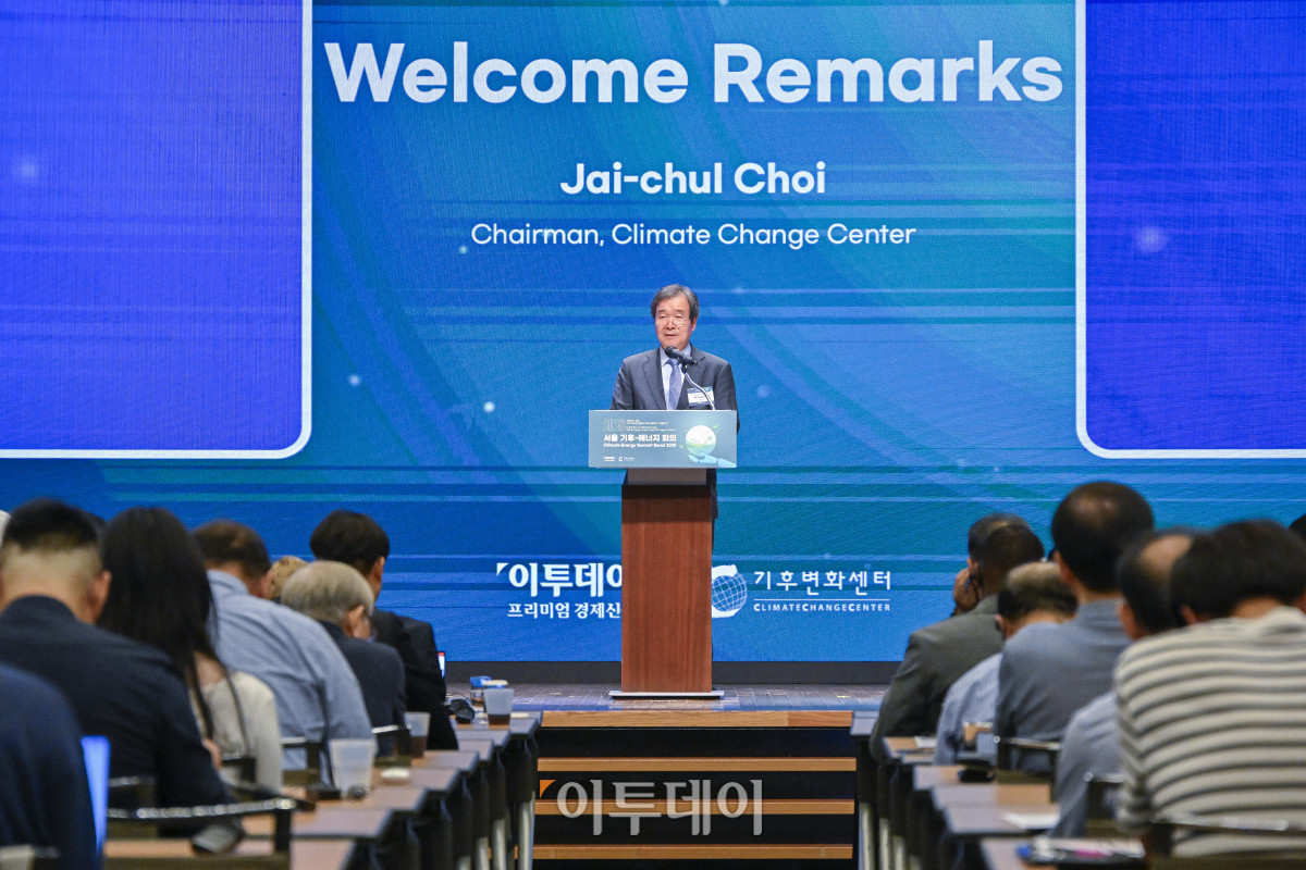 ▲최재철 기후변화센터 이사장이 26일 서울 중구 대한상공회의소에서 열린 ‘서울 기후-에너지 회의 2025(CESS 2025)’에서 환영사를 하고 있다. 이투데이와 기후변화센터가 공동 주최하는 CESS는 기후변화 대응을 위한 정부 리더 및 산업 전문가들의 소통의 장으로, 파리협정 이후 급변하는 사회 속에서 한국의 역할을 모색하고, 국제 협력을 통해 통합적 해결책을 공유하며 새로운 파트너십을 구축하는 자리다. 2017년 출범 이후, 정부, 기업, 국제기구, 학계 및 청년 등 다양한 분야에서 매년250명 이상의 글로벌 리더들이 참여하고 지지를 보내왔다. 조현호 기자 hyunho@