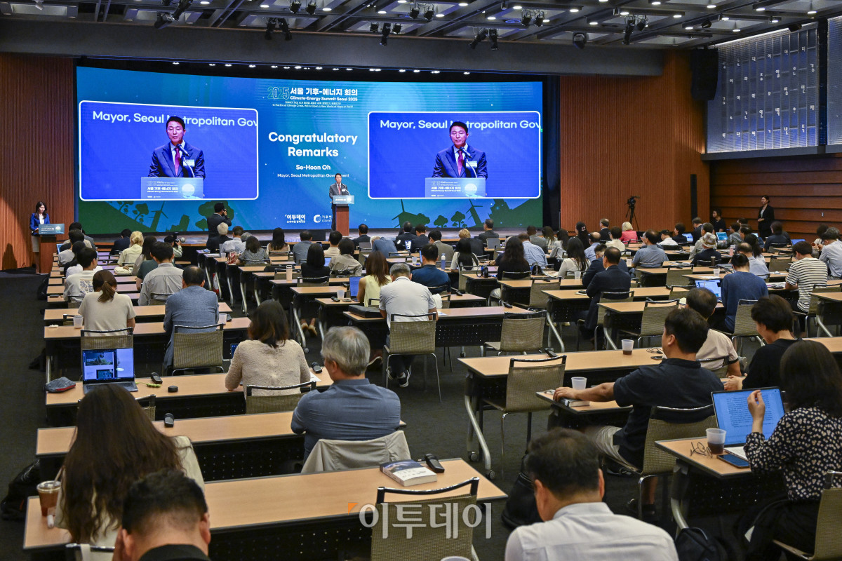 ▲오세훈 서울시장이 26일 서울 중구 대한상공회의소에서 열린 ‘서울 기후-에너지 회의 2025(CESS 2025)’에서 축사를 하고 있다. 이투데이와 기후변화센터가 공동 주최하는 CESS는 기후변화 대응을 위한 정부 리더 및 산업 전문가들의 소통의 장으로, 파리협정 이후 급변하는 사회 속에서 한국의 역할을 모색하고, 국제 협력을 통해 통합적 해결책을 공유하며 새로운 파트너십을 구축하는 자리다. 2017년 출범 이후, 정부, 기업, 국제기구, 학계 및 청년 등 다양한 분야에서 매년250명 이상의 글로벌 리더들이 참여하고 지지를 보내왔다. 조현호 기자 hyunho@