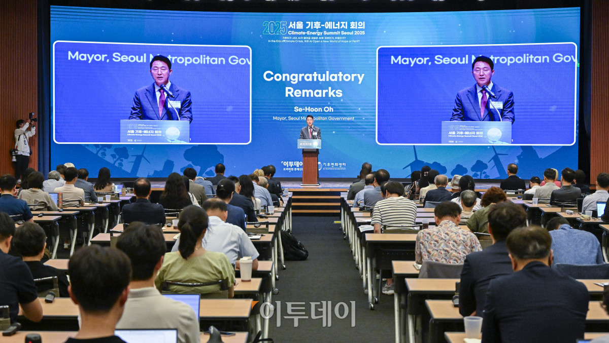 ▲오세훈 서울시장이 26일 서울 중구 대한상공회의소에서 열린 ‘서울 기후-에너지 회의 2025(CESS 2025)’에서 축사를 하고 있다. 이투데이와 기후변화센터가 공동 주최하는 CESS는 기후변화 대응을 위한 정부 리더 및 산업 전문가들의 소통의 장으로, 파리협정 이후 급변하는 사회 속에서 한국의 역할을 모색하고, 국제 협력을 통해 통합적 해결책을 공유하며 새로운 파트너십을 구축하는 자리다. 2017년 출범 이후, 정부, 기업, 국제기구, 학계 및 청년 등 다양한 분야에서 매년250명 이상의 글로벌 리더들이 참여하고 지지를 보내왔다. 조현호 기자 hyunho@