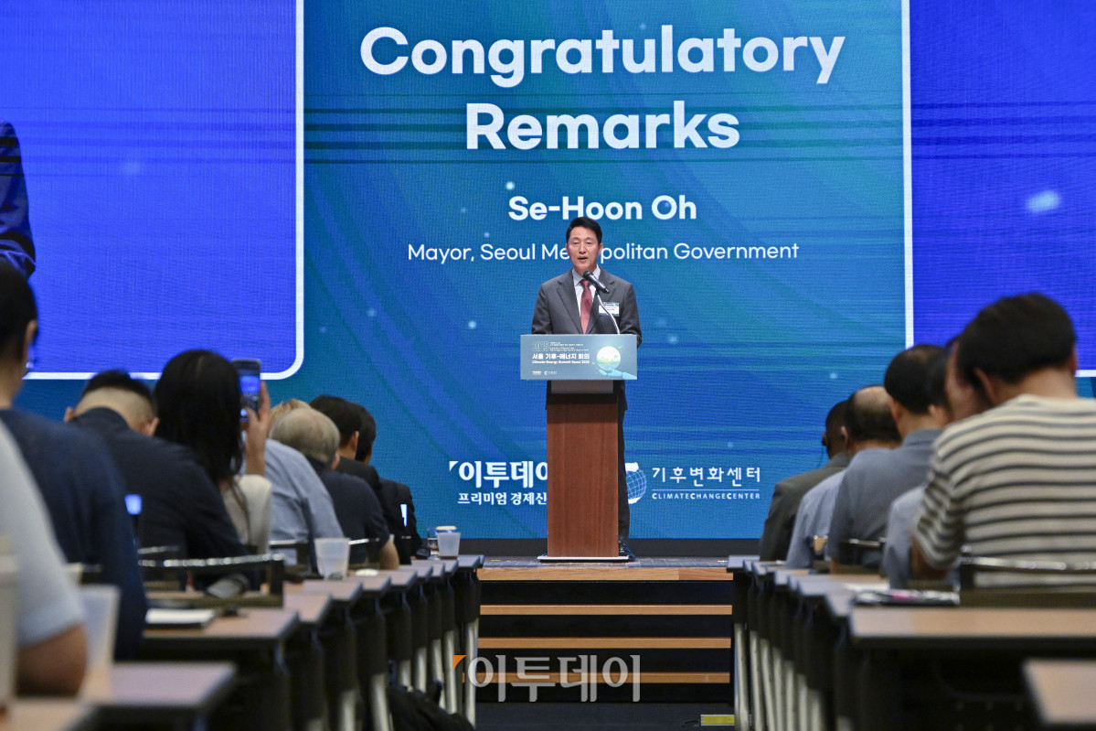 ▲오세훈 서울시장이 26일 서울 중구 대한상공회의소에서 열린 ‘서울 기후-에너지 회의 2025(CESS 2025)’에서 축사를 하고 있다. 이투데이와 기후변화센터가 공동 주최하는 CESS는 기후변화 대응을 위한 정부 리더 및 산업 전문가들의 소통의 장으로, 파리협정 이후 급변하는 사회 속에서 한국의 역할을 모색하고, 국제 협력을 통해 통합적 해결책을 공유하며 새로운 파트너십을 구축하는 자리다. 2017년 출범 이후, 정부, 기업, 국제기구, 학계 및 청년 등 다양한 분야에서 매년250명 이상의 글로벌 리더들이 참여하고 지지를 보내왔다. 조현호 기자 hyunho@