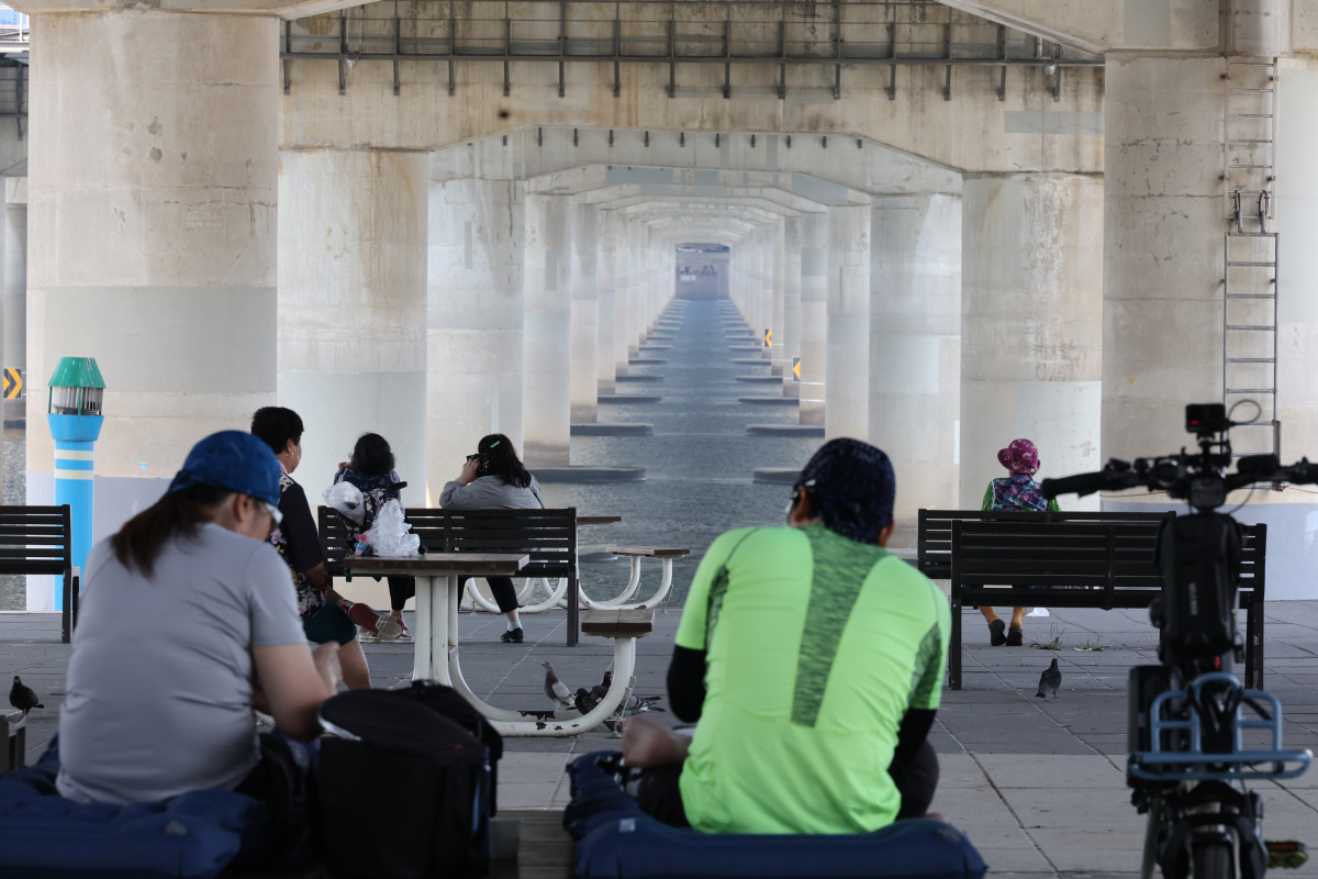 ▲23일 서울 마포대교 아래에서 시민들이 더위를 식히고 있다. (연합뉴스)