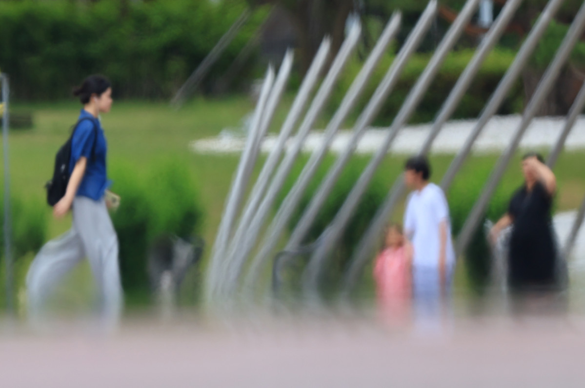 ▲서울 낮 기온이 30도를 웃도는 등 여름 날씨를 보인 15일 서울 영등포구 여의도공원 위로 지열에 의한 아지랑이가 피어오르고 있다. (연합뉴스)