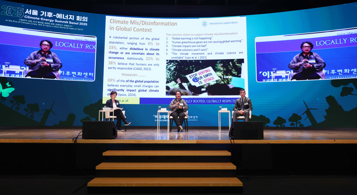 ▲노비 쿠르니아 인도네시아 가자마다대(UGM) 커뮤니케이션학과 부교수가 26일 서울 중구 대한상공회의소에서 열린 ‘서울 기후-에너지 회의 2025(CESS 2025)’에서 ‘AI 시대 기후변화 허위·조작정보: 디지털 확산의 위협과 정책 지원 방향’을 주제로 회의하고 있다. 이투데이와 기후변화센터가 공동 주최하는 CESS는 기후변화 대응을 위한 정부 리더 및 산업 전문가들의 소통의 장으로, 파리협정 이후 급변하는 사회 속에서 한국의 역할을 모색하고, 국제 협력을 통해 통합적 해결책을 공유하며 새로운 파트너십을 구축하는 자리다. 2017년 출범 이후, 정부, 기업, 국제기구, 학계 및 청년 등 다양한 분야에서 매년 250명 이상의 글로벌 리더들이 참여하고 지지를 보내왔다. 신태현 기자 holjjak@