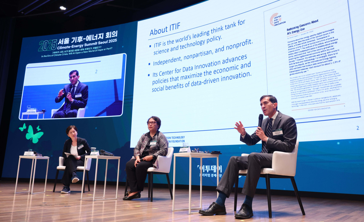▲다니엘 카스트로 미국 정보기술혁신재단(ITIF) 부소장이 26일 서울 중구 대한상공회의소에서 열린 ‘서울 기후-에너지 회의 2025(CESS 2025)’에서 ‘AI 시대 기후변화 허위·조작정보: 디지털 확산의 위협과 정책 지원 방향’을 주제로 회의하고 있다. 이투데이와 기후변화센터가 공동 주최하는 CESS는 기후변화 대응을 위한 정부 리더 및 산업 전문가들의 소통의 장으로, 파리협정 이후 급변하는 사회 속에서 한국의 역할을 모색하고, 국제 협력을 통해 통합적 해결책을 공유하며 새로운 파트너십을 구축하는 자리다. 2017년 출범 이후, 정부, 기업, 국제기구, 학계 및 청년 등 다양한 분야에서 매년 250명 이상의 글로벌 리더들이 참여하고 지지를 보내왔다. 신태현 기자 holjjak@