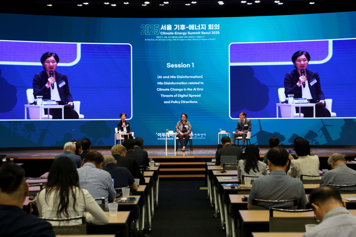 ▲이숙종 성균관대 국정전문대학원 특임교수가 26일 서울 중구 대한상공회의소에서 열린 ‘서울 기후-에너지 회의 2025(CESS 2025)’에서 ‘AI 시대 기후변화 허위·조작정보: 디지털 확산의 위협과 정책 지원 방향’을 주제로 회의하고 있다. 이투데이와 기후변화센터가 공동 주최하는 CESS는 기후변화 대응을 위한 정부 리더 및 산업 전문가들의 소통의 장으로, 파리협정 이후 급변하는 사회 속에서 한국의 역할을 모색하고, 국제 협력을 통해 통합적 해결책을 공유하며 새로운 파트너십을 구축하는 자리다. 2017년 출범 이후, 정부, 기업, 국제기구, 학계 및 청년 등 다양한 분야에서 매년 250명 이상의 글로벌 리더들이 참여하고 지지를 보내왔다. 신태현 기자 holjjak@