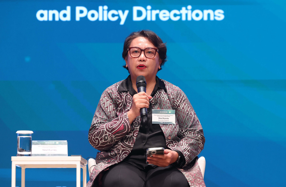 ▲노비 쿠르니아 인도네시아 가자마다대(UGM) 커뮤니케이션학과 부교수가 26일 서울 중구 대한상공회의소에서 열린 ‘서울 기후-에너지 회의 2025(CESS 2025)’에서 ‘AI 시대 기후변화 허위·조작정보: 디지털 확산의 위협과 정책 지원 방향’을 주제로 회의하고 있다. 이투데이와 기후변화센터가 공동 주최하는 CESS는 기후변화 대응을 위한 정부 리더 및 산업 전문가들의 소통의 장으로, 파리협정 이후 급변하는 사회 속에서 한국의 역할을 모색하고, 국제 협력을 통해 통합적 해결책을 공유하며 새로운 파트너십을 구축하는 자리다. 2017년 출범 이후, 정부, 기업, 국제기구, 학계 및 청년 등 다양한 분야에서 매년 250명 이상의 글로벌 리더들이 참여하고 지지를 보내왔다. 신태현 기자 holjjak@