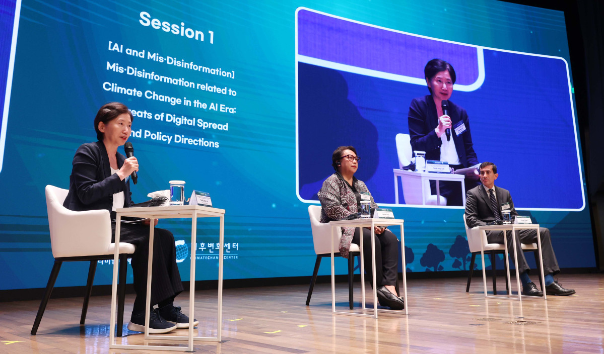 ▲이숙종 성균관대 국정전문대학원 특임교수가 26일 서울 중구 대한상공회의소에서 열린 ‘서울 기후-에너지 회의 2025(CESS 2025)’에서 ‘AI 시대 기후변화 허위·조작정보: 디지털 확산의 위협과 정책 지원 방향’을 주제로 회의하고 있다. 이투데이와 기후변화센터가 공동 주최하는 CESS는 기후변화 대응을 위한 정부 리더 및 산업 전문가들의 소통의 장으로, 파리협정 이후 급변하는 사회 속에서 한국의 역할을 모색하고, 국제 협력을 통해 통합적 해결책을 공유하며 새로운 파트너십을 구축하는 자리다. 2017년 출범 이후, 정부, 기업, 국제기구, 학계 및 청년 등 다양한 분야에서 매년 250명 이상의 글로벌 리더들이 참여하고 지지를 보내왔다. 신태현 기자 holjjak@