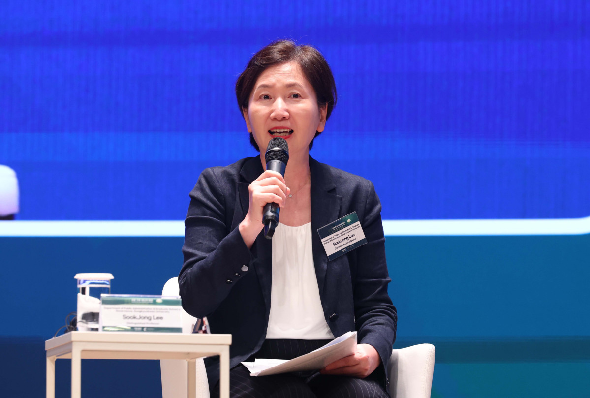 ▲이숙종 성균관대 국정전문대학원 특임교수가 26일 서울 중구 대한상공회의소에서 열린 ‘서울 기후-에너지 회의 2025(CESS 2025)’에서 ‘AI 시대 기후변화 허위·조작정보: 디지털 확산의 위협과 정책 지원 방향’을 주제로 회의하고 있다. 이투데이와 기후변화센터가 공동 주최하는 CESS는 기후변화 대응을 위한 정부 리더 및 산업 전문가들의 소통의 장으로, 파리협정 이후 급변하는 사회 속에서 한국의 역할을 모색하고, 국제 협력을 통해 통합적 해결책을 공유하며 새로운 파트너십을 구축하는 자리다. 2017년 출범 이후, 정부, 기업, 국제기구, 학계 및 청년 등 다양한 분야에서 매년 250명 이상의 글로벌 리더들이 참여하고 지지를 보내왔다. 신태현 기자 holjjak@