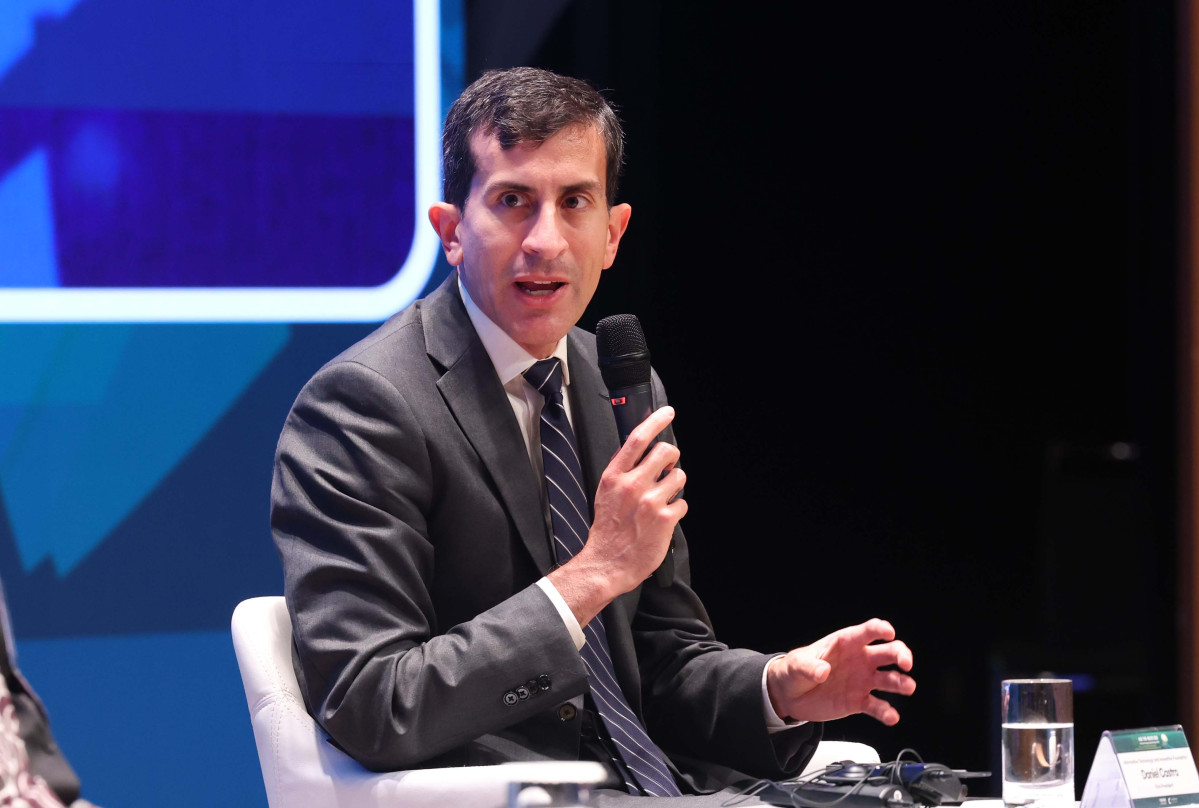 ▲다니엘 카스트로 미국 정보기술혁신재단(ITIF) 부소장이 26일 서울 중구 대한상공회의소에서 열린 ‘서울 기후-에너지 회의 2025(CESS 2025)’에서 ‘AI 시대 기후변화 허위·조작정보: 디지털 확산의 위협과 정책 지원 방향’을 주제로 회의하고 있다. 이투데이와 기후변화센터가 공동 주최하는 CESS는 기후변화 대응을 위한 정부 리더 및 산업 전문가들의 소통의 장으로, 파리협정 이후 급변하는 사회 속에서 한국의 역할을 모색하고, 국제 협력을 통해 통합적 해결책을 공유하며 새로운 파트너십을 구축하는 자리다. 2017년 출범 이후, 정부, 기업, 국제기구, 학계 및 청년 등 다양한 분야에서 매년 250명 이상의 글로벌 리더들이 참여하고 지지를 보내왔다. 신태현 기자 holjjak@