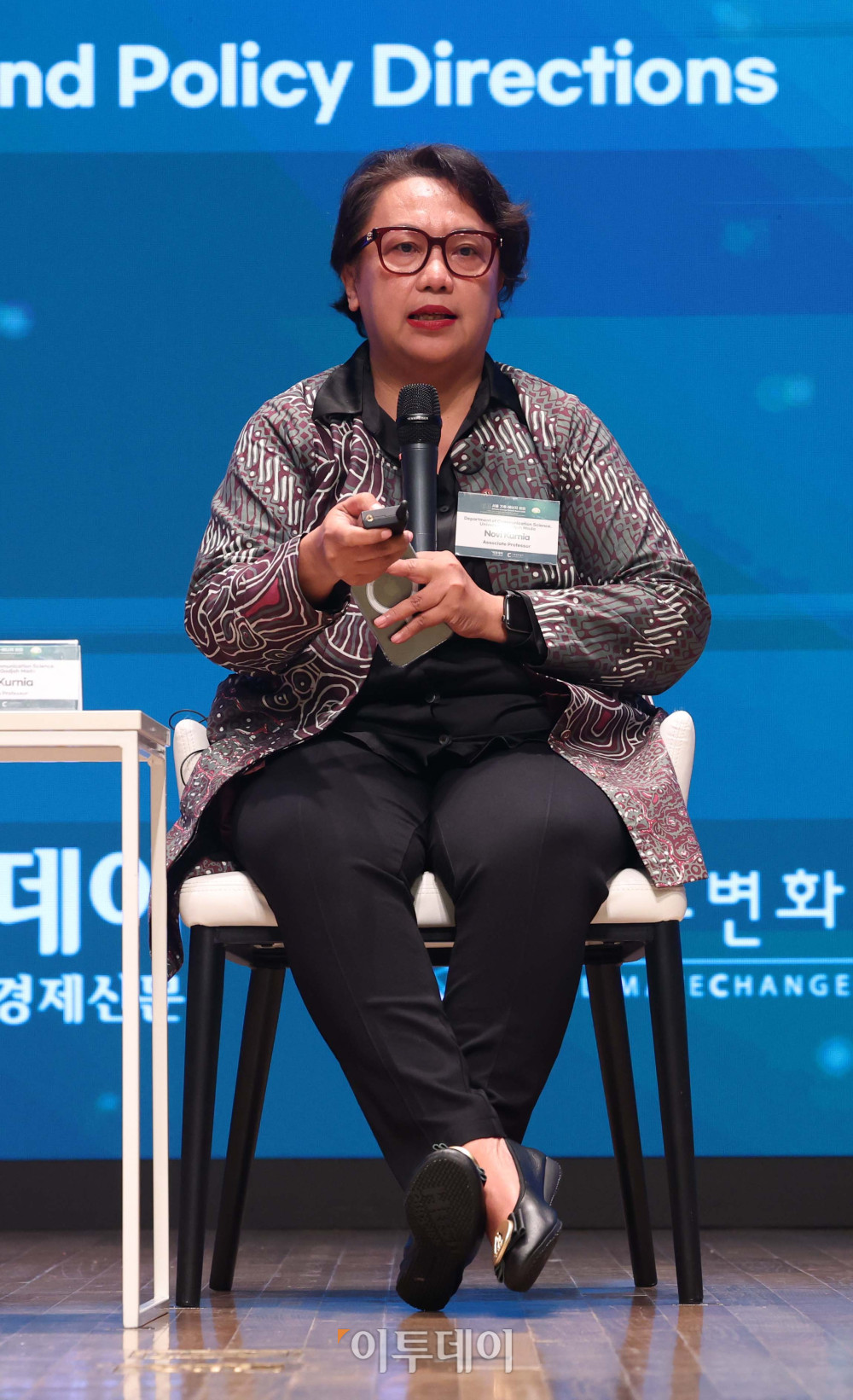 ▲노비 쿠르니아 인도네시아 가자마다대(UGM) 커뮤니케이션학과 부교수가 26일 서울 중구 대한상공회의소에서 열린 ‘서울 기후-에너지 회의 2025(CESS 2025)’에서 ‘AI 시대 기후변화 허위·조작정보: 디지털 확산의 위협과 정책 지원 방향’을 주제로 회의하고 있다. 이투데이와 기후변화센터가 공동 주최하는 CESS는 기후변화 대응을 위한 정부 리더 및 산업 전문가들의 소통의 장으로, 파리협정 이후 급변하는 사회 속에서 한국의 역할을 모색하고, 국제 협력을 통해 통합적 해결책을 공유하며 새로운 파트너십을 구축하는 자리다. 2017년 출범 이후, 정부, 기업, 국제기구, 학계 및 청년 등 다양한 분야에서 매년 250명 이상의 글로벌 리더들이 참여하고 지지를 보내왔다. 신태현 기자 holjjak@ (이투데이DB)