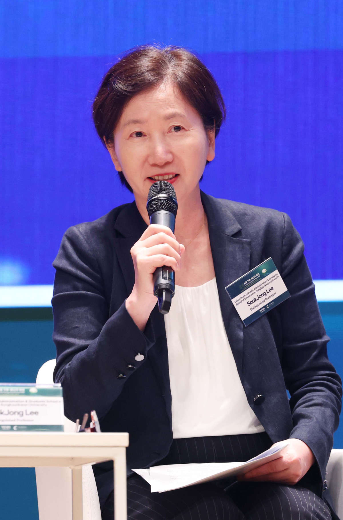 ▲이숙종 성균관대 국정전문대학원 특임교수가 26일 서울 중구 대한상공회의소에서 열린 ‘서울 기후-에너지 회의 2025(CESS 2025)’에서 ‘AI 시대 기후변화 허위·조작정보: 디지털 확산의 위협과 정책 지원 방향’을 주제로 회의하고 있다. 이투데이와 기후변화센터가 공동 주최하는 CESS는 기후변화 대응을 위한 정부 리더 및 산업 전문가들의 소통의 장으로, 파리협정 이후 급변하는 사회 속에서 한국의 역할을 모색하고, 국제 협력을 통해 통합적 해결책을 공유하며 새로운 파트너십을 구축하는 자리다. 2017년 출범 이후, 정부, 기업, 국제기구, 학계 및 청년 등 다양한 분야에서 매년 250명 이상의 글로벌 리더들이 참여하고 지지를 보내왔다. 신태현 기자 holjjak@