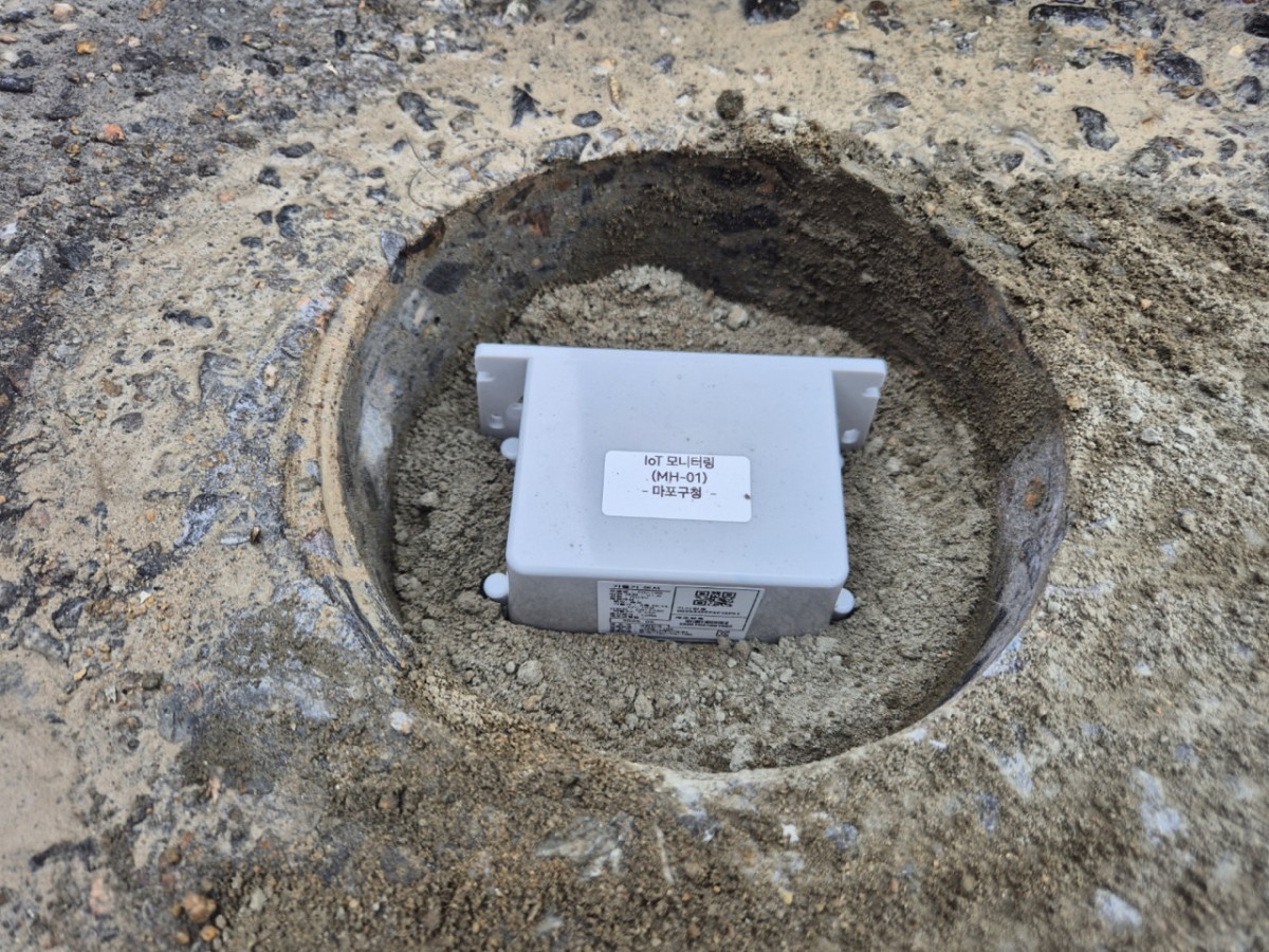 ▲마포구가 홍대입구 9번 출구 인근에 설치한 ‘매립형 IoT 모니터링 시스템’ (사진제공=마포구)