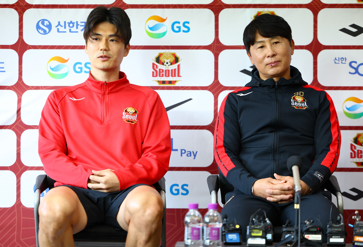 ▲FC서울 기성용(왼쪽)이 2024년 10월 30일 오후 경기 구리시 GS챔피언스파크에서 열린 FC서울 미디어데이 행사에서 발언하고 있다. (사진=뉴시스)