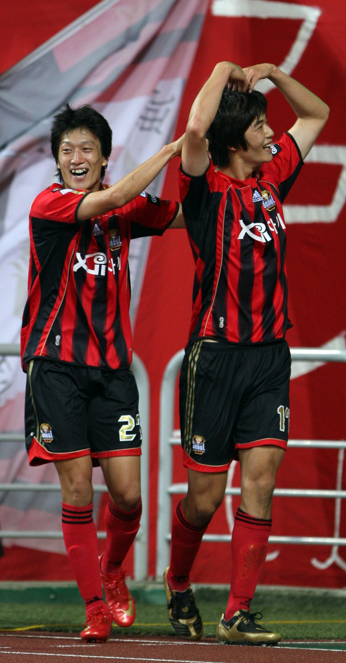 ▲2008년 10월 4일 인천 문학경기장에서 열린 삼성 하우젠 K-리그 FC 서울과 인천 유나이티드와의 경기에서 서울의 기성용이 골을 성공한 뒤 세리머니를 하고 있다. 왼쪽은 이청용. (사진=연합뉴스)