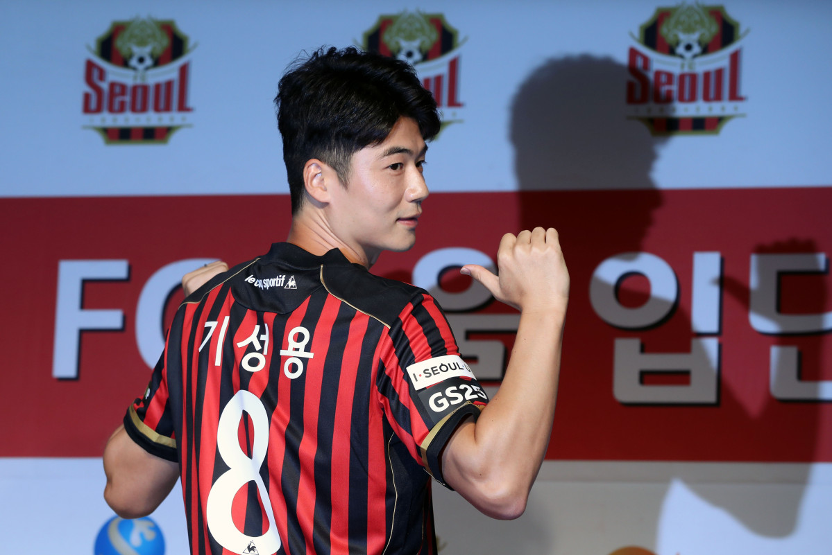 ▲기성용이 2020년 7월 22일 오전 서울 마포구 서울월드컵경기장에서 열린 FC서울 입단 기자회견에서 유니폼을 입고 포즈를 취하고 있다. (사진=뉴시스)