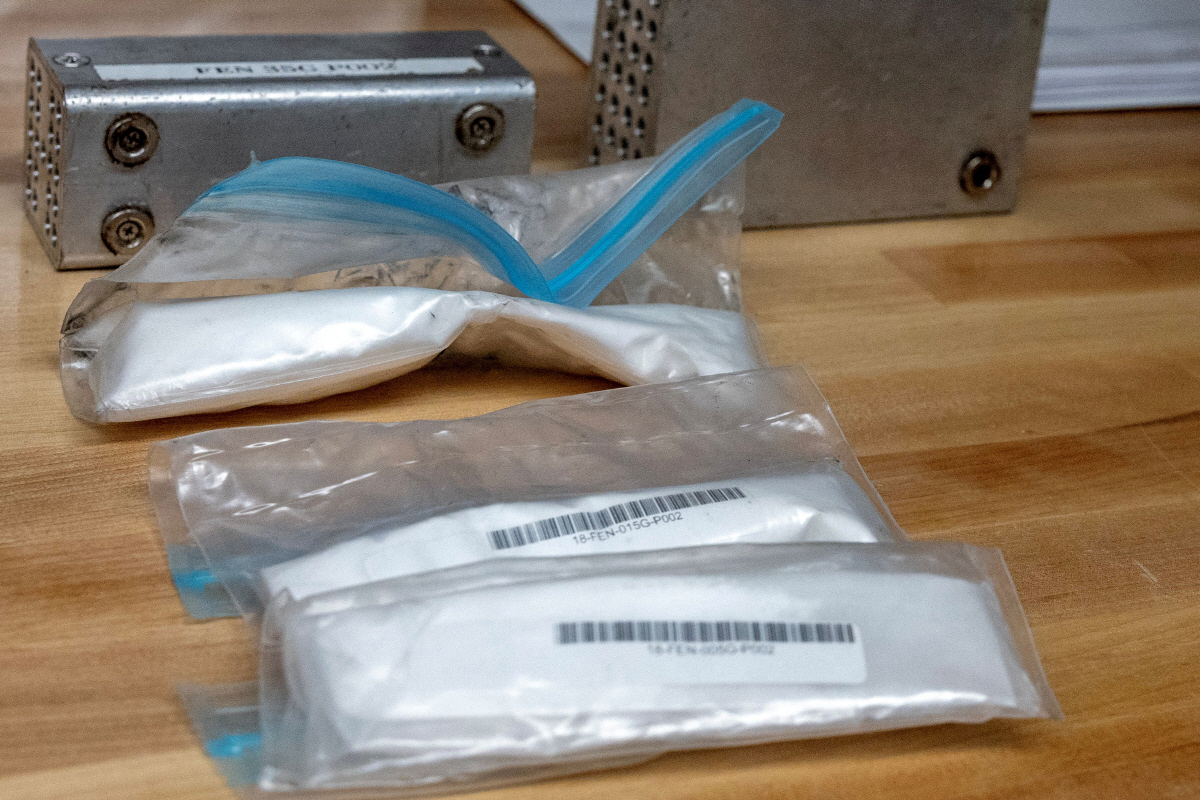 ▲미국 버지니아주 세관에 지난해 6월 18일 마약탐지견 훈련용 펜타닐 꾸러미가 보인다.  (버지니아/로이터연합뉴스)