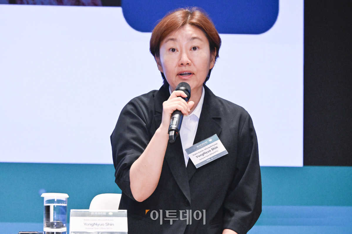 ▲신용녀 한국마이크로소프트 최고기술임원(NTO)이 26일 서울 중구 대한상공회의소에서 열린 ‘서울 기후-에너지 회의 2025(CESS 2025)’에서 '2030을 위한 Microsoft의 Sustainability 전략'을 주제로 회의를 하고 있다. 이투데이와 기후변화센터가 공동 주최하는 CESS는 기후변화 대응을 위한 정부 리더 및 산업 전문가들의 소통의 장으로, 파리협정 이후 급변하는 사회 속에서 한국의 역할을 모색하고, 국제 협력을 통해 통합적 해결책을 공유하며 새로운 파트너십을 구축하는 자리다. 2017년 출범 이후, 정부, 기업, 국제기구, 학계 및 청년 등 다양한 분야에서 매년250명 이상의 글로벌 리더들이 참여하고 지지를 보내왔다. 조현호 기자 hyunho@