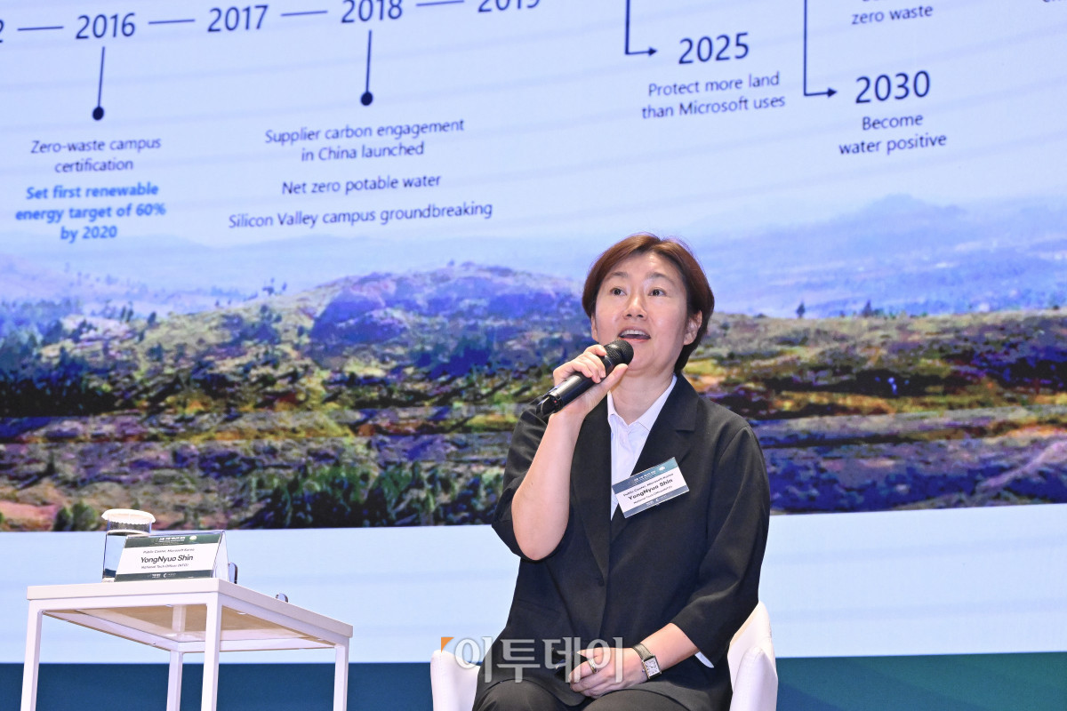 ▲신용녀 한국마이크로소프트 최고기술임원(NTO)이 26일 서울 중구 대한상공회의소에서 열린 ‘서울 기후-에너지 회의 2025(CESS 2025)’에서 '2030을 위한 Microsoft의 Sustainability 전략'을 주제로 회의를 하고 있다. 이투데이와 기후변화센터가 공동 주최하는 CESS는 기후변화 대응을 위한 정부 리더 및 산업 전문가들의 소통의 장으로, 파리협정 이후 급변하는 사회 속에서 한국의 역할을 모색하고, 국제 협력을 통해 통합적 해결책을 공유하며 새로운 파트너십을 구축하는 자리다. 2017년 출범 이후, 정부, 기업, 국제기구, 학계 및 청년 등 다양한 분야에서 매년250명 이상의 글로벌 리더들이 참여하고 지지를 보내왔다. 조현호 기자 hyunho@