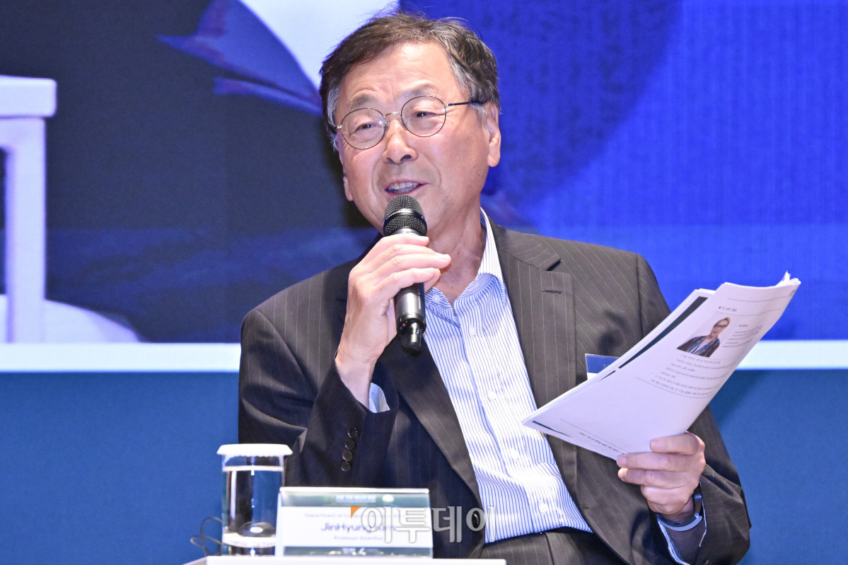 ▲좌장을 맡은 김진형 카이스트 전산학부 명예교수가 26일 서울 중구 대한상공회의소에서 열린 ‘서울 기후-에너지 회의 2025(CESS 2025)’에서 'AI 산업의 기후 협력과 리더십: 기술 혁신을 통한 기후-에너지 해결'을 주제로 회의를 진행하고 있다. 이투데이와 기후변화센터가 공동 주최하는 CESS는 기후변화 대응을 위한 정부 리더 및 산업 전문가들의 소통의 장으로, 파리협정 이후 급변하는 사회 속에서 한국의 역할을 모색하고, 국제 협력을 통해 통합적 해결책을 공유하며 새로운 파트너십을 구축하는 자리다. 2017년 출범 이후, 정부, 기업, 국제기구, 학계 및 청년 등 다양한 분야에서 매년250명 이상의 글로벌 리더들이 참여하고 지지를 보내왔다. 조현호 기자 hyunho@