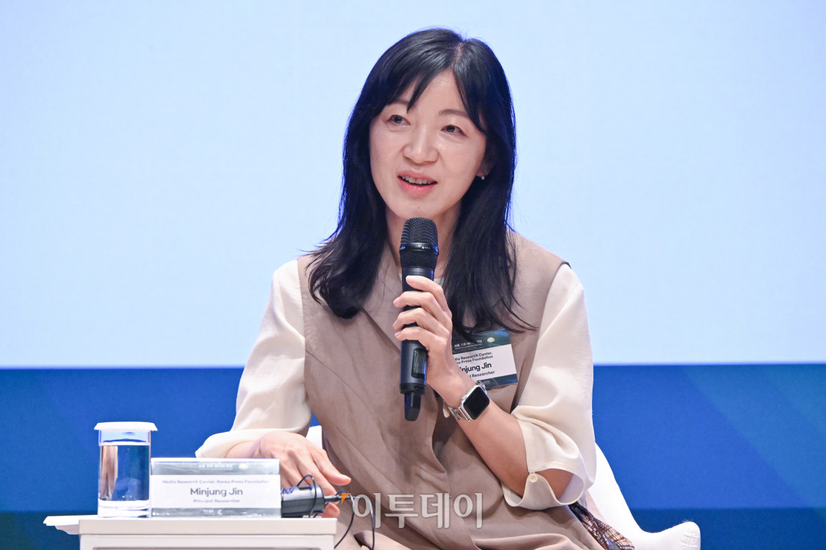 ▲진민정 한국언론진흥재단 미디어연구센터 책임연구위원이 26일 서울 중구 대한상공회의소에서 열린 ‘서울 기후-에너지 회의 2025(CESS 2025)’에서 '기후위기 시대, 언론의 역할과 팩트체킹의 중요성'을 주제로 회의를 하고 있다. 이투데이와 기후변화센터가 공동 주최하는 CESS는 기후변화 대응을 위한 정부 리더 및 산업 전문가들의 소통의 장으로, 파리협정 이후 급변하는 사회 속에서 한국의 역할을 모색하고, 국제 협력을 통해 통합적 해결책을 공유하며 새로운 파트너십을 구축하는 자리다. 2017년 출범 이후, 정부, 기업, 국제기구, 학계 및 청년 등 다양한 분야에서 매년250명 이상의 글로벌 리더들이 참여하고 지지를 보내왔다. 조현호 기자 hyunho@