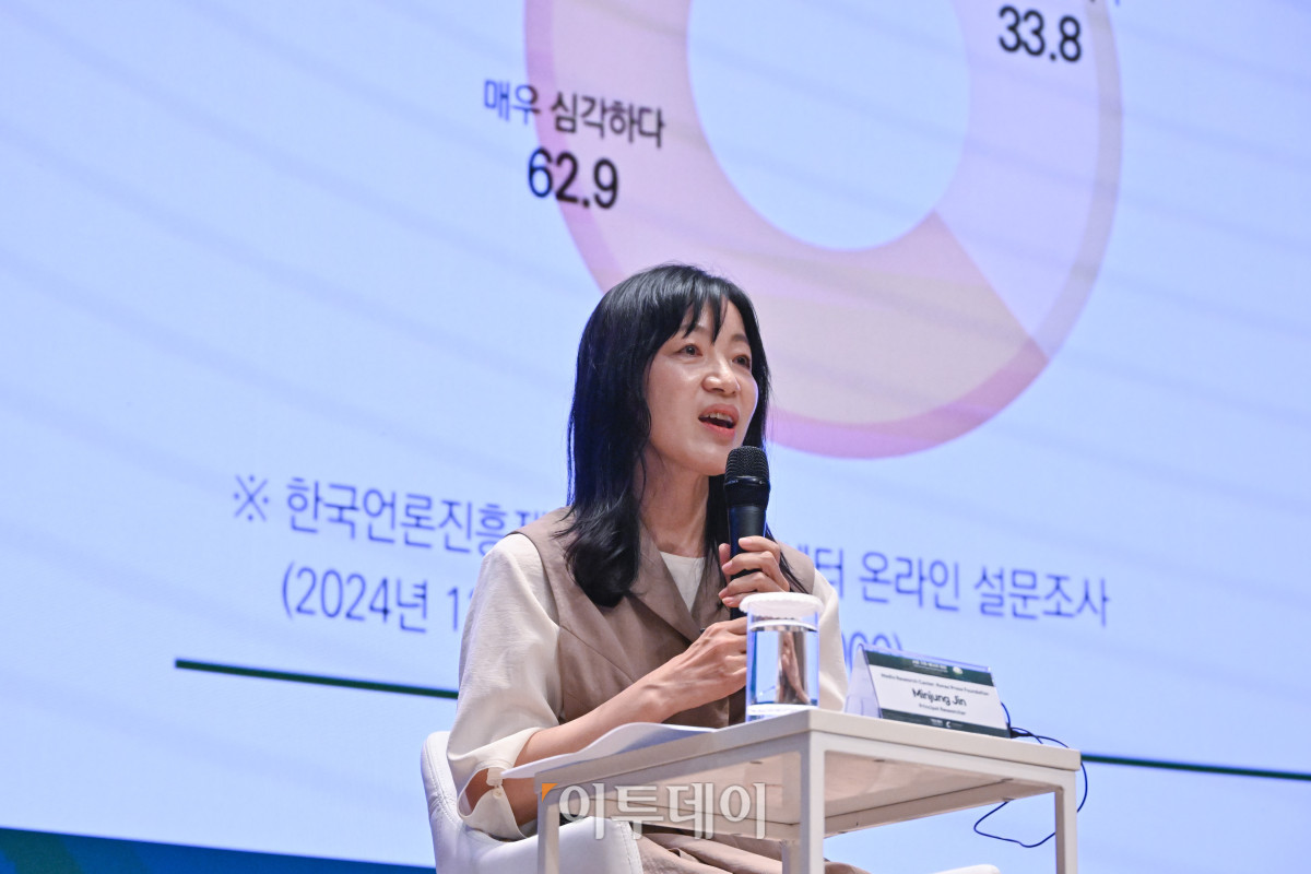 ▲진민정 한국언론진흥재단 미디어연구센터 책임연구위원이 26일 서울 중구 대한상공회의소에서 열린 ‘서울 기후-에너지 회의 2025(CESS 2025)’에서 '기후위기 시대, 언론의 역할과 팩트체킹의 중요성'을 주제로 회의를 하고 있다. 이투데이와 기후변화센터가 공동 주최하는 CESS는 기후변화 대응을 위한 정부 리더 및 산업 전문가들의 소통의 장으로, 파리협정 이후 급변하는 사회 속에서 한국의 역할을 모색하고, 국제 협력을 통해 통합적 해결책을 공유하며 새로운 파트너십을 구축하는 자리다. 2017년 출범 이후, 정부, 기업, 국제기구, 학계 및 청년 등 다양한 분야에서 매년250명 이상의 글로벌 리더들이 참여하고 지지를 보내왔다. 조현호 기자 hyunho@