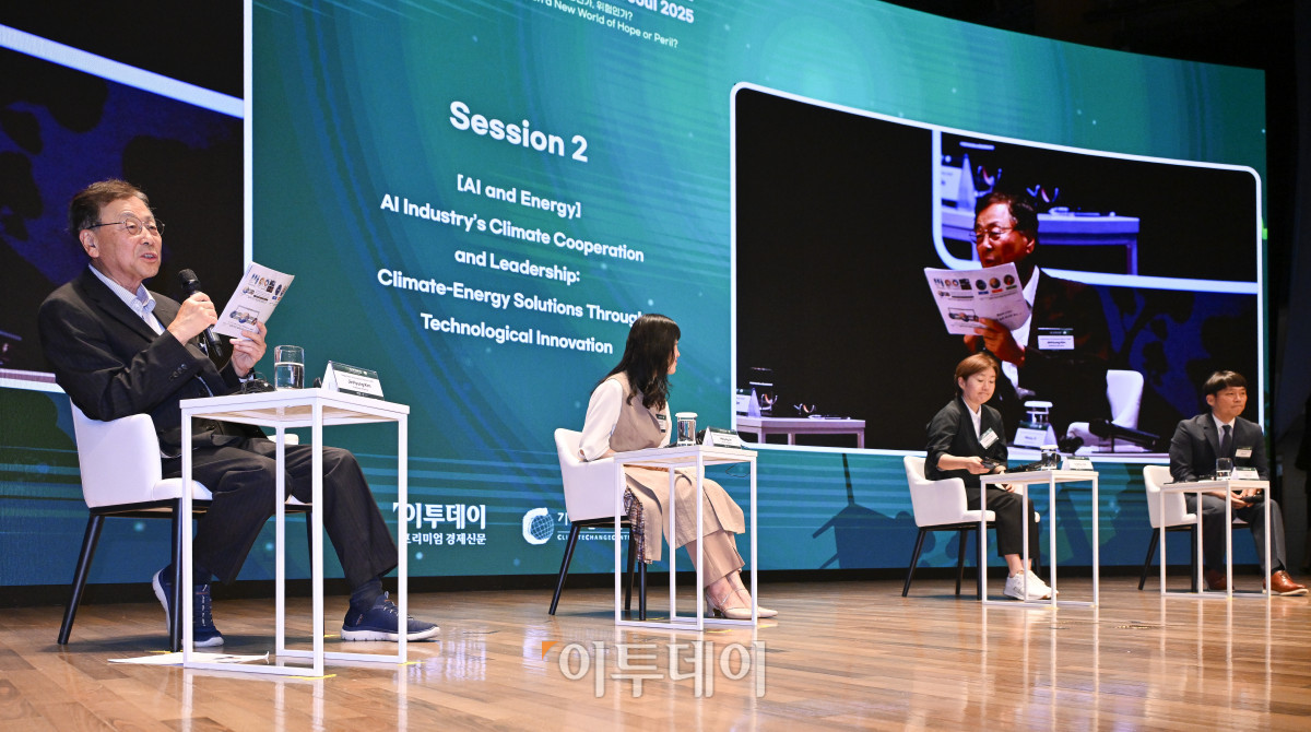 ▲좌장을 맡은 김진형 카이스트 전산학부 명예교수가 26일 서울 중구 대한상공회의소에서 열린 ‘서울 기후-에너지 회의 2025(CESS 2025)’에서 'AI 산업의 기후 협력과 리더십: 기술 혁신을 통한 기후-에너지 해결'을 주제로 회의를 진행하고 있다. 이투데이와 기후변화센터가 공동 주최하는 CESS는 기후변화 대응을 위한 정부 리더 및 산업 전문가들의 소통의 장으로, 파리협정 이후 급변하는 사회 속에서 한국의 역할을 모색하고, 국제 협력을 통해 통합적 해결책을 공유하며 새로운 파트너십을 구축하는 자리다. 2017년 출범 이후, 정부, 기업, 국제기구, 학계 및 청년 등 다양한 분야에서 매년250명 이상의 글로벌 리더들이 참여하고 지지를 보내왔다. 조현호 기자 hyunho@