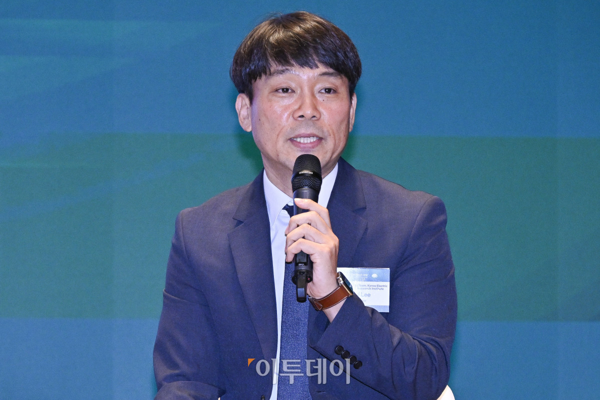 ▲이재걸 한국전력공사 전력연구원 전력계통연구소 계통해석팀장이 26일 서울 중구 대한상공회의소에서 열린 ‘서울 기후-에너지 회의 2025(CESS 2025)’에서 '기후위기와 재난 대응을 위한 전력망과 AI산업의 발전전략'을 주제로 회의를 하고 있다. 이투데이와 기후변화센터가 공동 주최하는 CESS는 기후변화 대응을 위한 정부 리더 및 산업 전문가들의 소통의 장으로, 파리협정 이후 급변하는 사회 속에서 한국의 역할을 모색하고, 국제 협력을 통해 통합적 해결책을 공유하며 새로운 파트너십을 구축하는 자리다. 2017년 출범 이후, 정부, 기업, 국제기구, 학계 및 청년 등 다양한 분야에서 매년250명 이상의 글로벌 리더들이 참여하고 지지를 보내왔다. 조현호 기자 hyunho@