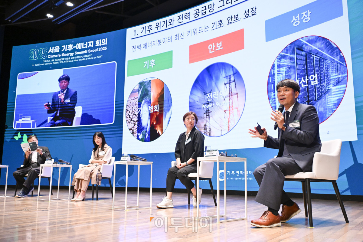 ▲이재걸 한국전력공사 전력연구원 전력계통연구소 계통해석팀장이 26일 서울 중구 대한상공회의소에서 열린 ‘서울 기후-에너지 회의 2025(CESS 2025)’에서 '기후위기와 재난 대응을 위한 전력망과 AI산업의 발전전략'을 주제로 회의를 하고 있다. 이투데이와 기후변화센터가 공동 주최하는 CESS는 기후변화 대응을 위한 정부 리더 및 산업 전문가들의 소통의 장으로, 파리협정 이후 급변하는 사회 속에서 한국의 역할을 모색하고, 국제 협력을 통해 통합적 해결책을 공유하며 새로운 파트너십을 구축하는 자리다. 2017년 출범 이후, 정부, 기업, 국제기구, 학계 및 청년 등 다양한 분야에서 매년250명 이상의 글로벌 리더들이 참여하고 지지를 보내왔다. 조현호 기자 hyunho@