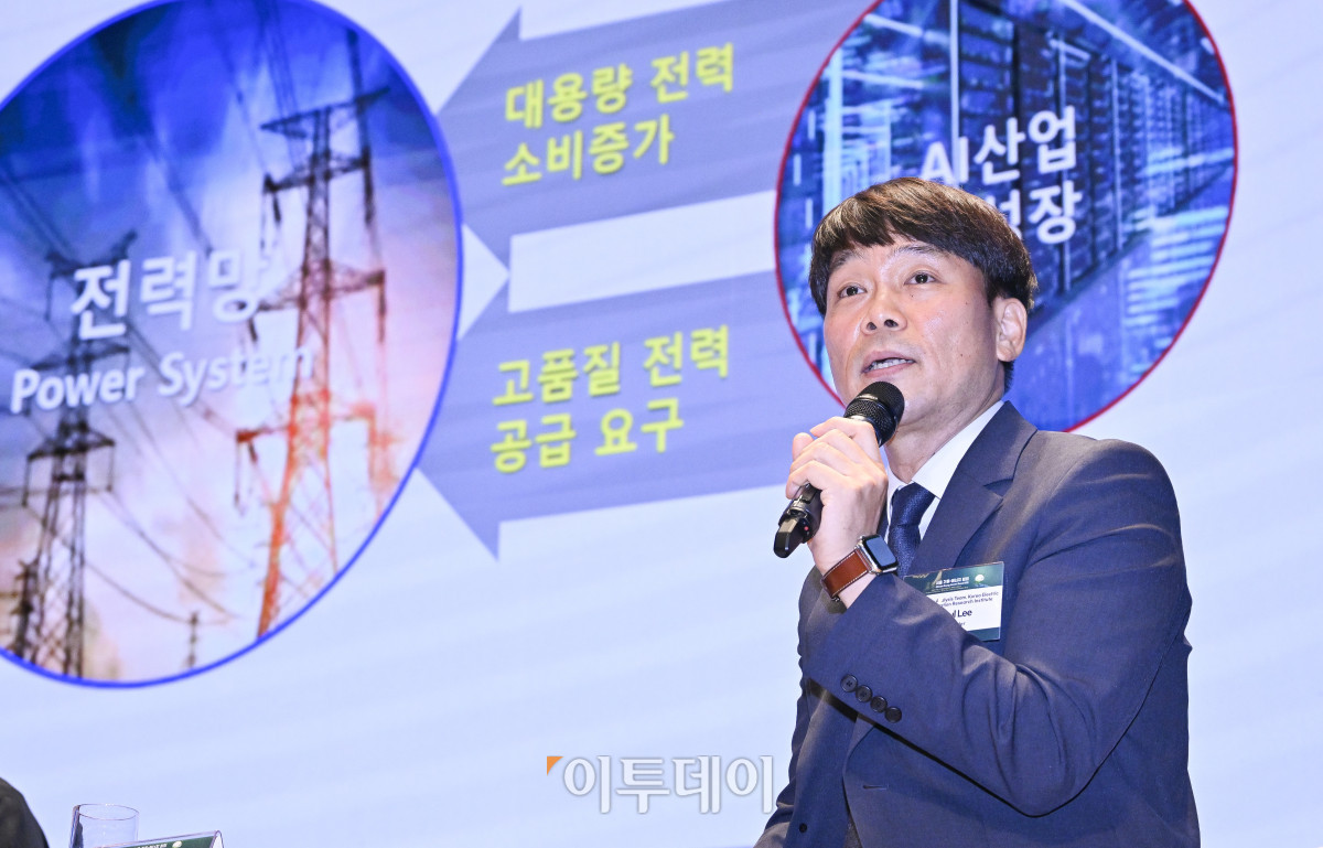 ▲이재걸 한국전력공사 전력연구원 전력계통연구소 계통해석팀장이 26일 서울 중구 대한상공회의소에서 열린 ‘서울 기후-에너지 회의 2025(CESS 2025)’에서 '기후위기와 재난 대응을 위한 전력망과 AI산업의 발전전략'을 주제로 회의를 하고 있다. 이투데이와 기후변화센터가 공동 주최하는 CESS는 기후변화 대응을 위한 정부 리더 및 산업 전문가들의 소통의 장으로, 파리협정 이후 급변하는 사회 속에서 한국의 역할을 모색하고, 국제 협력을 통해 통합적 해결책을 공유하며 새로운 파트너십을 구축하는 자리다. 2017년 출범 이후, 정부, 기업, 국제기구, 학계 및 청년 등 다양한 분야에서 매년250명 이상의 글로벌 리더들이 참여하고 지지를 보내왔다. 조현호 기자 hyunho@