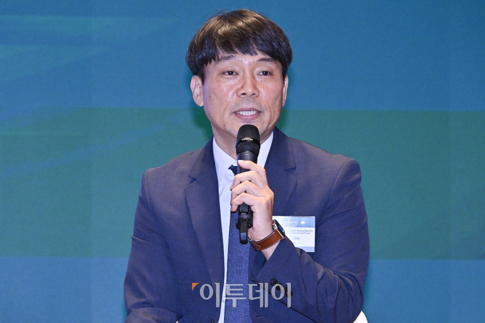 ▲이재걸 한국전력공사 전력연구원 전력계통연구소 계통해석팀장이 26일 서울 중구 대한상공회의소에서 열린 ‘서울 기후-에너지 회의 2025(CESS 2025)’에서 '기후위기와 재난 대응을 위한 전력망과 AI산업의 발전전략'을 주제로 회의를 하고 있다. 이투데이와 기후변화센터가 공동 주최하는 CESS는 기후변화 대응을 위한 정부 리더 및 산업 전문가들의 소통의 장으로, 파리협정 이후 급변하는 사회 속에서 한국의 역할을 모색하고, 국제 협력을 통해 통합적 해결책을 공유하며 새로운 파트너십을 구축하는 자리다. 2017년 출범 이후, 정부, 기업, 국제기구, 학계 및 청년 등 다양한 분야에서 매년250명 이상의 글로벌 리더들이 참여하고 지지를 보내왔다. 사진=조현호 기자 hyunho@