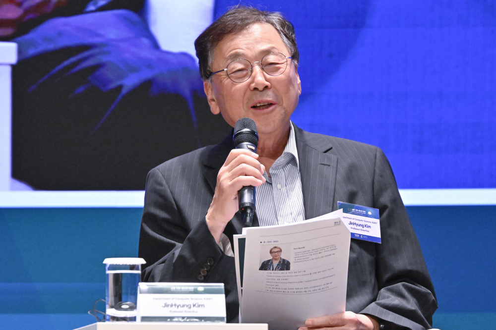 ▲좌장을 맡은 김진형 카이스트 전산학부 명예교수가 26일 서울 중구 대한상공회의소에서 열린 ‘서울 기후-에너지 회의 2025(CESS 2025)’에서 'AI 산업의 기후 협력과 리더십: 기술 혁신을 통한 기후-에너지 해결'을 주제로 회의를 진행하고 있다. 이투데이와 기후변화센터가 공동 주최하는 CESS는 기후변화 대응을 위한 정부 리더 및 산업 전문가들의 소통의 장으로, 파리협정 이후 급변하는 사회 속에서 한국의 역할을 모색하고, 국제 협력을 통해 통합적 해결책을 공유하며 새로운 파트너십을 구축하는 자리다. (조현호 기자 hyunho@)