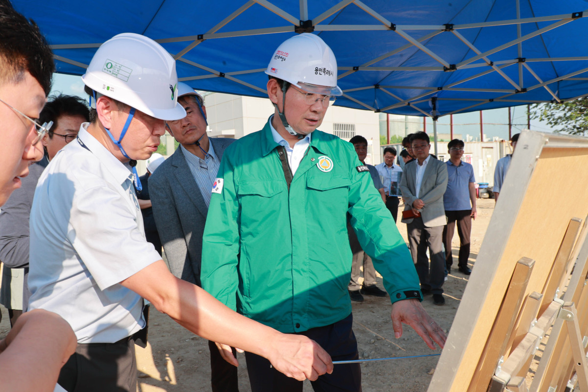 ▲이상일 용인특례시장은 구성역 5번 출구를 방문해 현장에서 개통 상황에 대해 브리핑 받았다 (용인특례시)