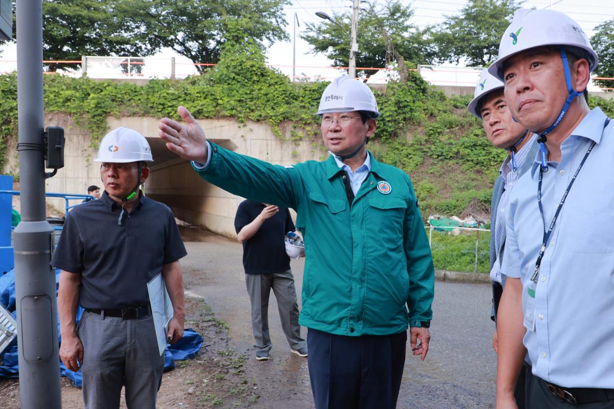 ▲이상일 용인특례시장은 구성역 5번출구를 방문해 신수로 밑 통로박스 등 보행자 동선을 확인했다 (용인특례시)