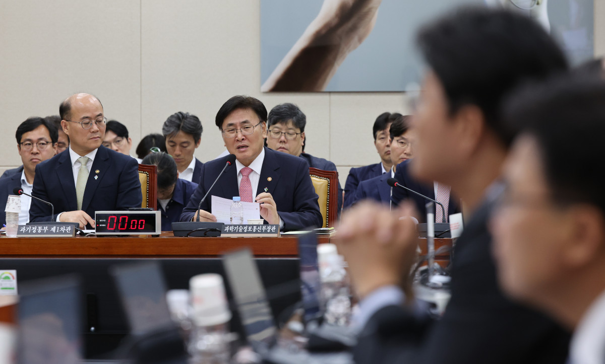 ▲유상임 과학기술정보통신부 장관이 26일 오전 서울 여의도 국회에서 열린 과학기술정보방송통신위원회 전체회의에서 질문에 답하고 있다. (뉴시스)