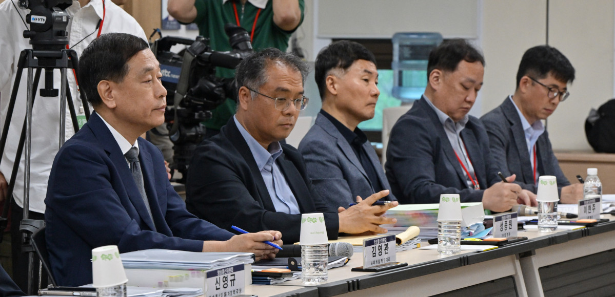 ▲김영관 방송통신위원회(방통위) 사무처장 직무대행을 비롯한 관계자들이 20일 오전 경기 과천시 정부과천청사 방통위에서 열린 국정기획위원회 방통위 업무보고에서 홍창남 국정기획위원회 사회2분과위원장의 모두발언을 듣고 있다. (뉴시스)