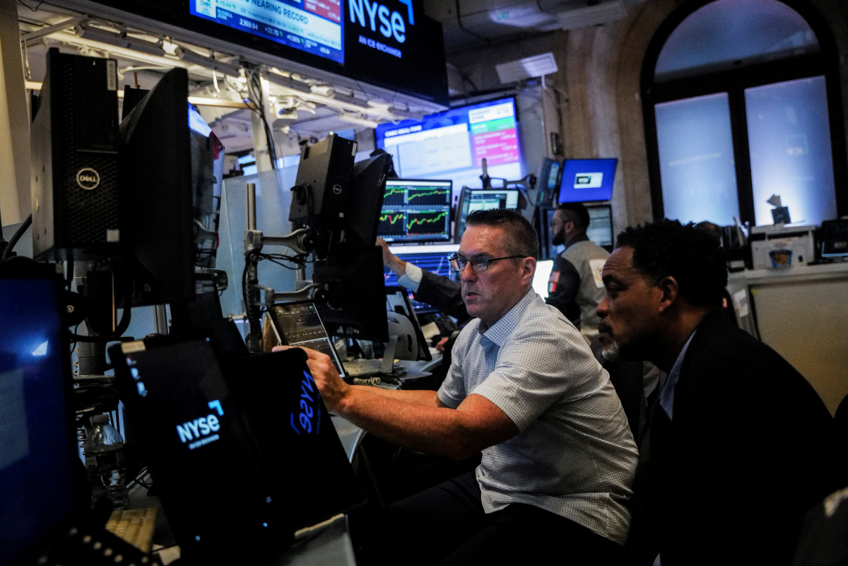 ▲뉴욕증권거래소(NYSE)에서 26일(현지시간) 트레이더들이 주가를 살피고 있다. 뉴욕/로이터연합뉴스