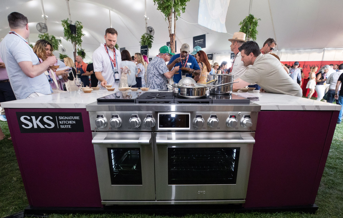 ▲SKS 부스에 가스레인지, 인덕션, 수비드 기능을 모두 탑재한 '프로레인지'가 전시된 모습. (자료제공=LG전자)