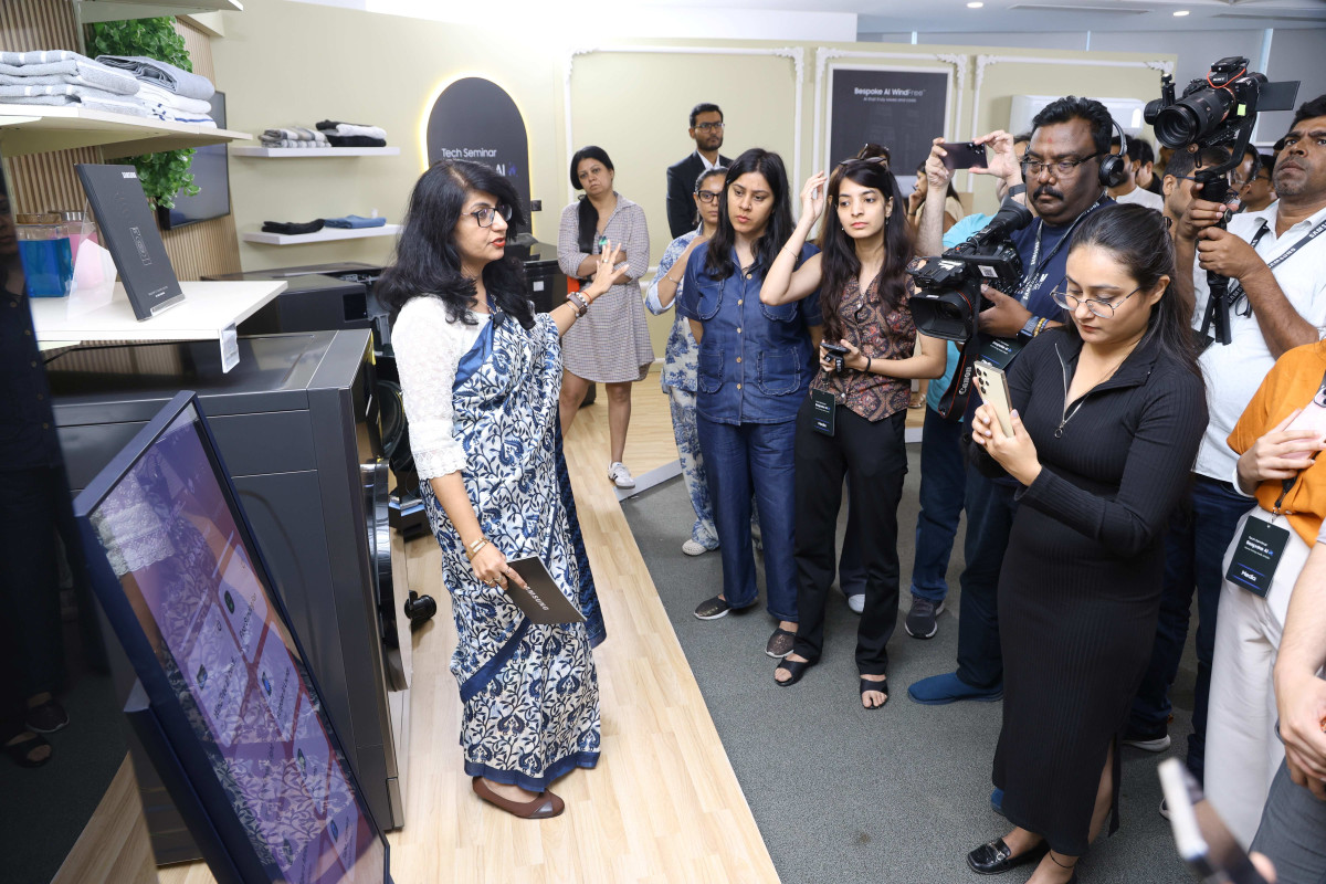 ▲인도 구르가온에서 열린 삼성전자 서남아 테크 세미나에서 참석자들이 스마트싱스의 연결 경험에 대한 시연을 살펴보고 있다. (자료제공=삼성전자)