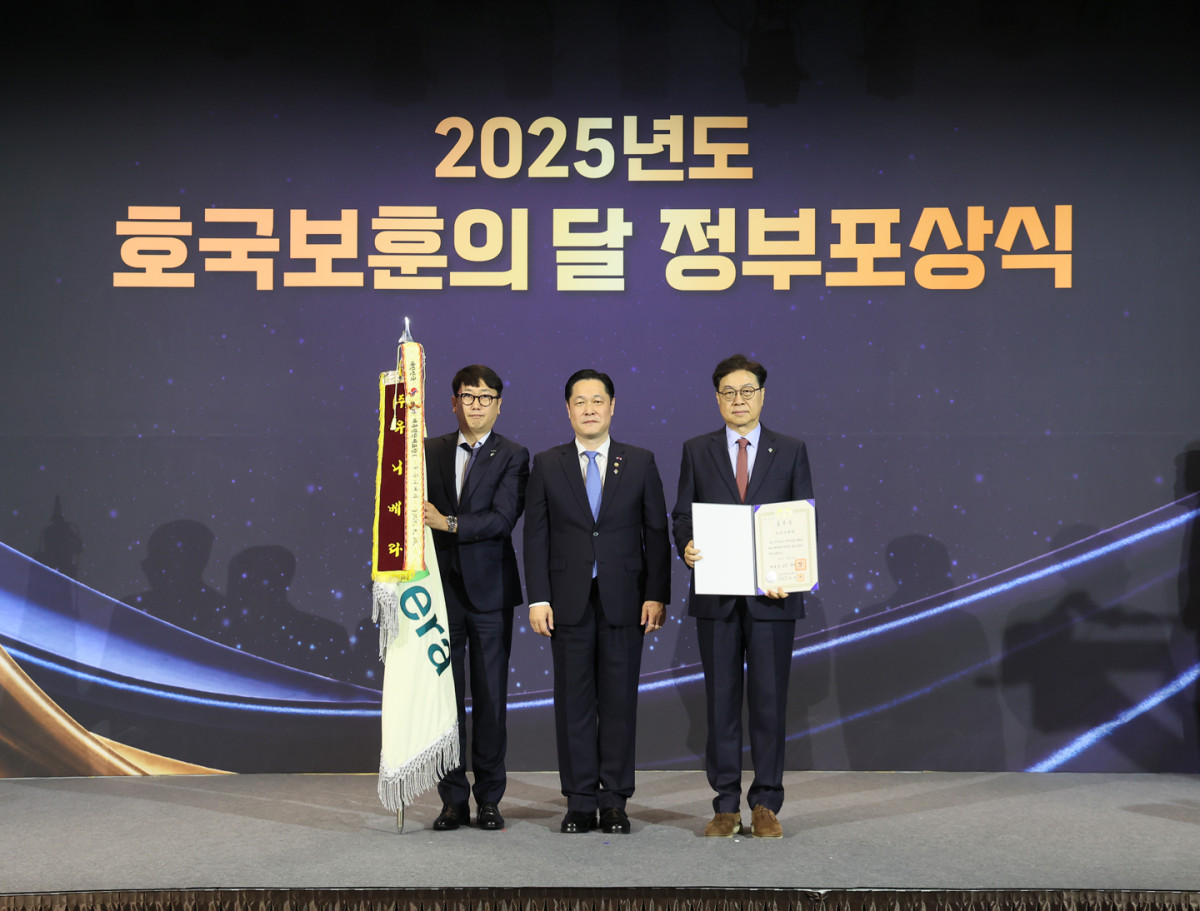 ▲6월 26일 장충동 앰배서더풀만호텔에서 진행된 국가보훈대상자 포상 시상식에서 사진 왼쪽부터 최창섭 유니베라 팀장, 이희완 국가보훈부 차관, 김교만 유니베라 대표가 기념촬영을 하고 있다. (사진제공=유니베라)