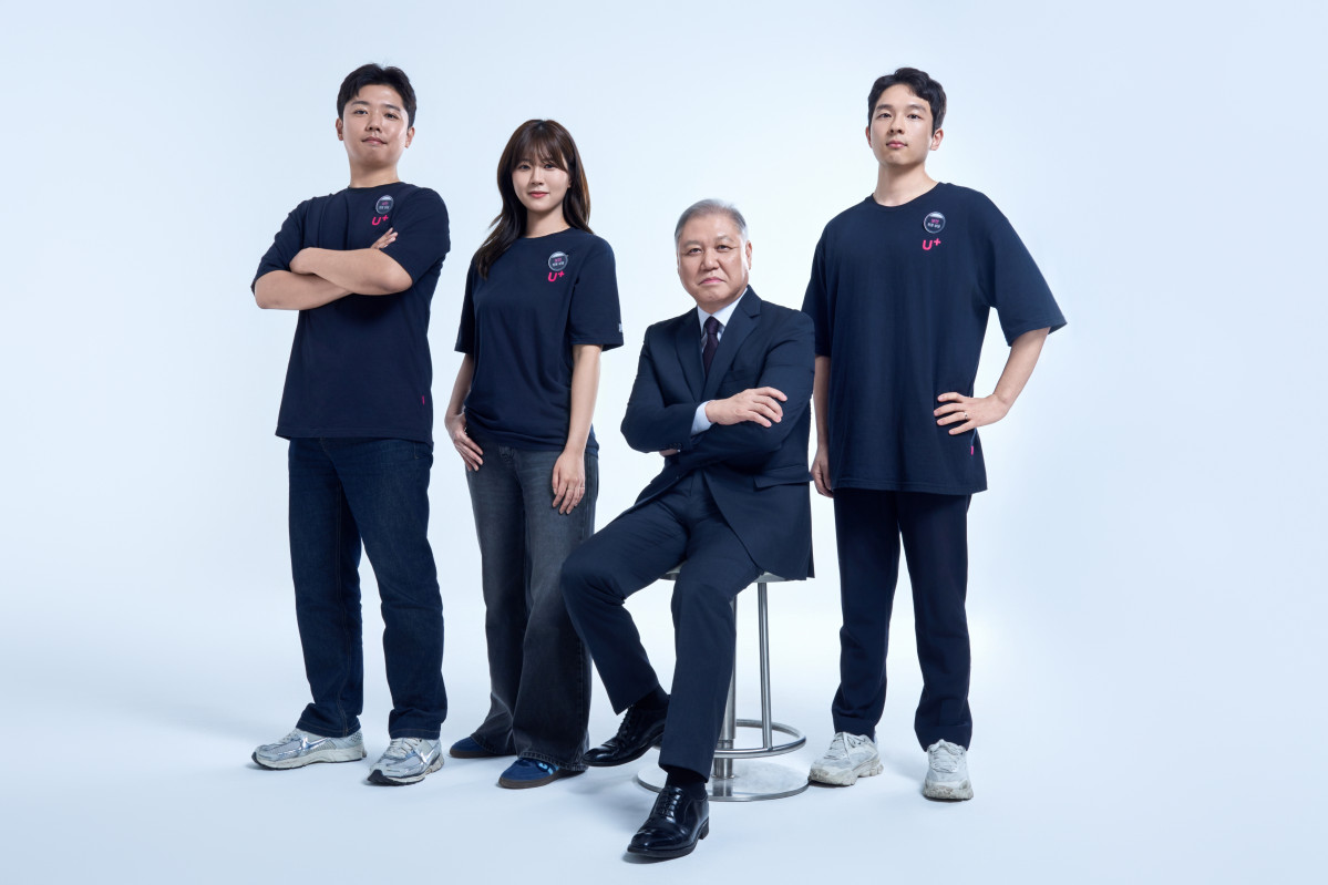 ▲LG유플러스가 국내 1호 프로파일러로 알려진 권일용 교수를 ‘보안 앰배서더’로 선정했다. 사진은 보안 앰배서더로 선정된 권일용 교수(오른쪽 2번째)와 LG유플러스 직원들이 전국 매장에 부착될 포스터 촬영을 하는 모습. (사진제공=LG유플러스)