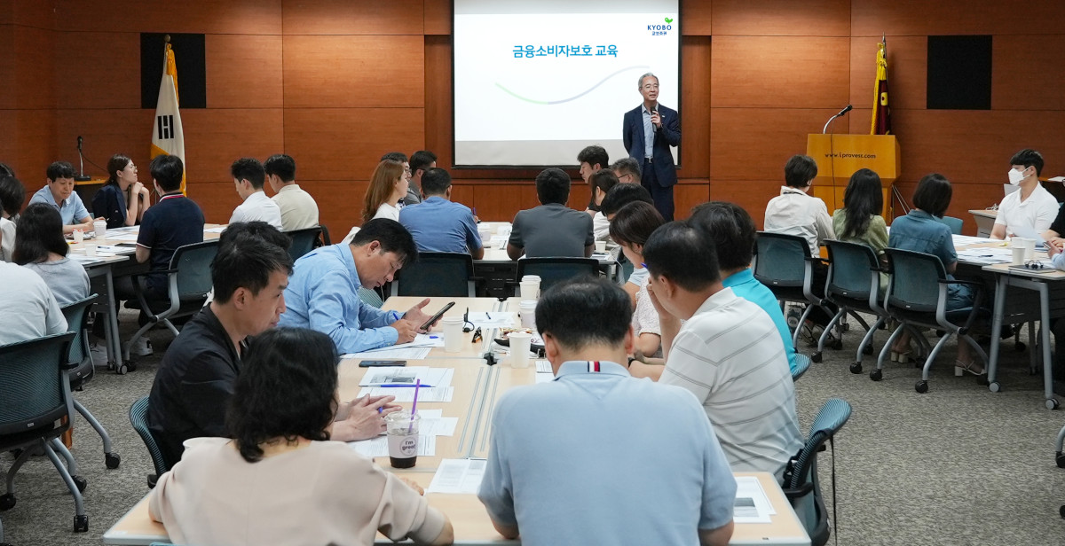 ▲25일 서울 여의도 교보증권 본사 19층 비전홀에서 진행된 '2025 금융소비자보호 교육'에서 이석기 교보증권 대표가 인사말을 하고 있다. (사진=교보증권)