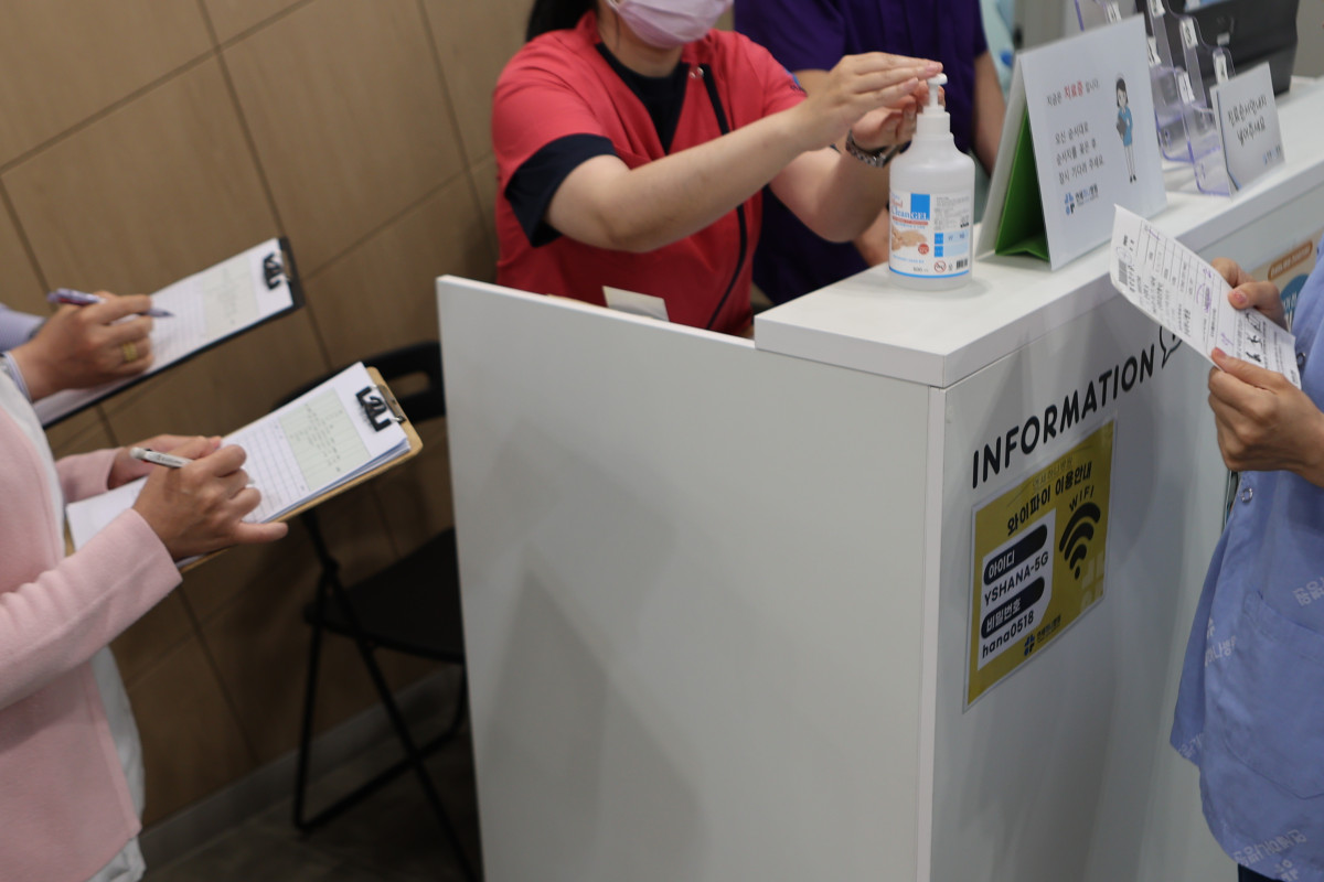 ▲연세하나병원에서 손 위생 모니터링 요원이 환자 밀착 부서 직원의 위생 상태를 점검하고 있다.  (연세하나병원)